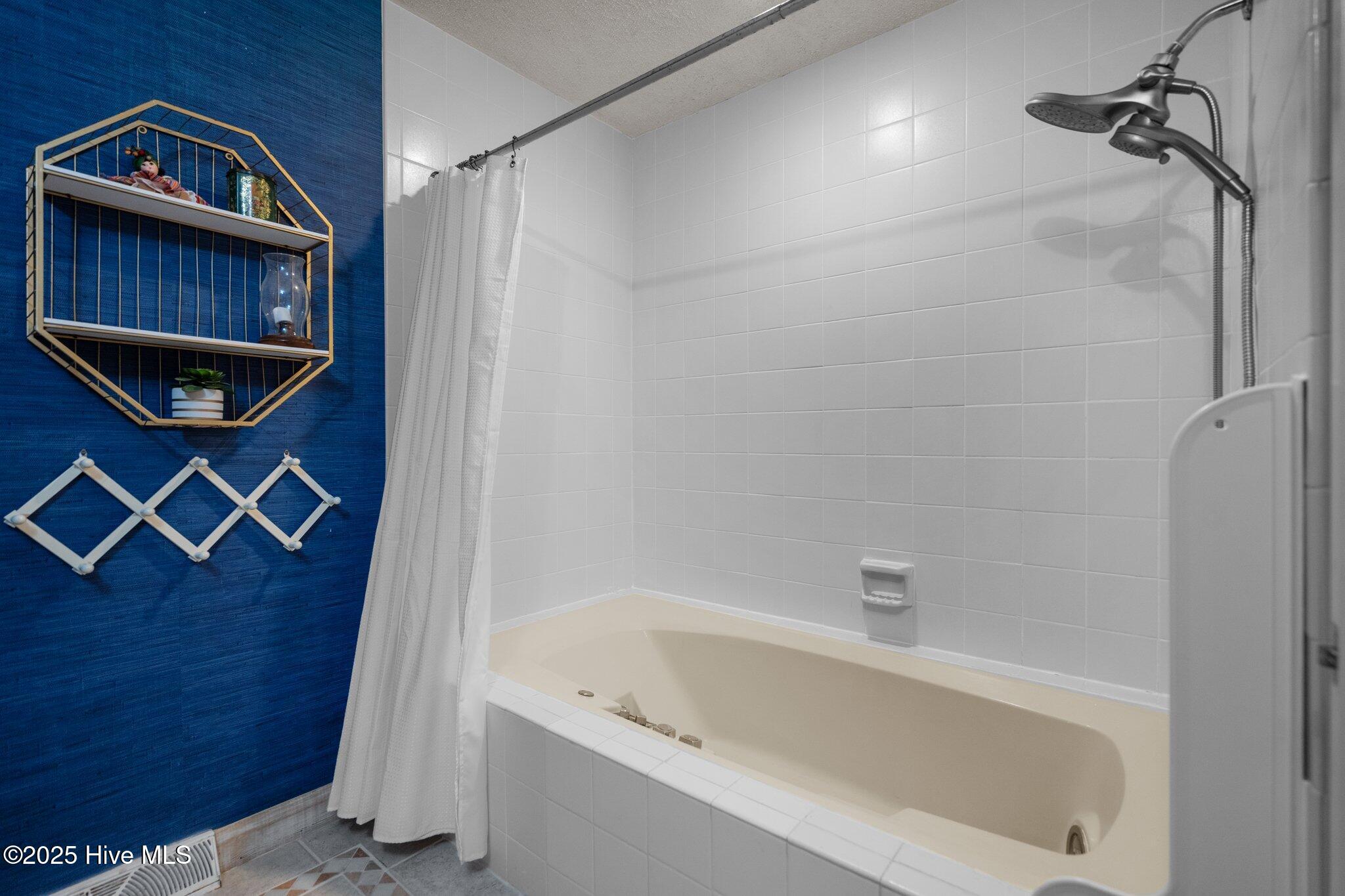 100564100 | Photo 30