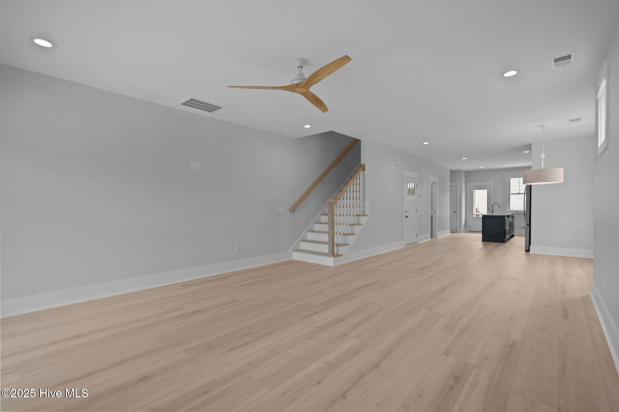 100537879 | Photo 24