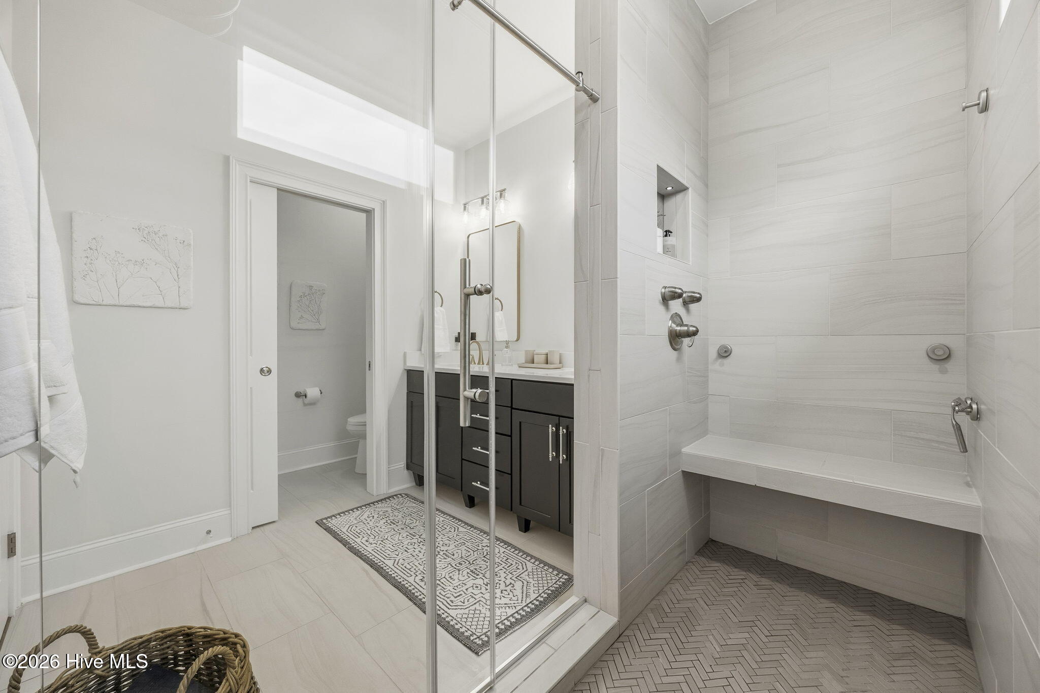 100553827 | Photo 32