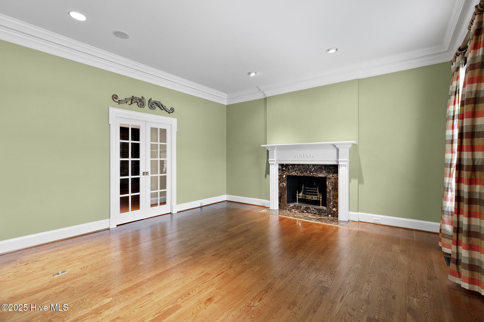 100545737 | Photo 11