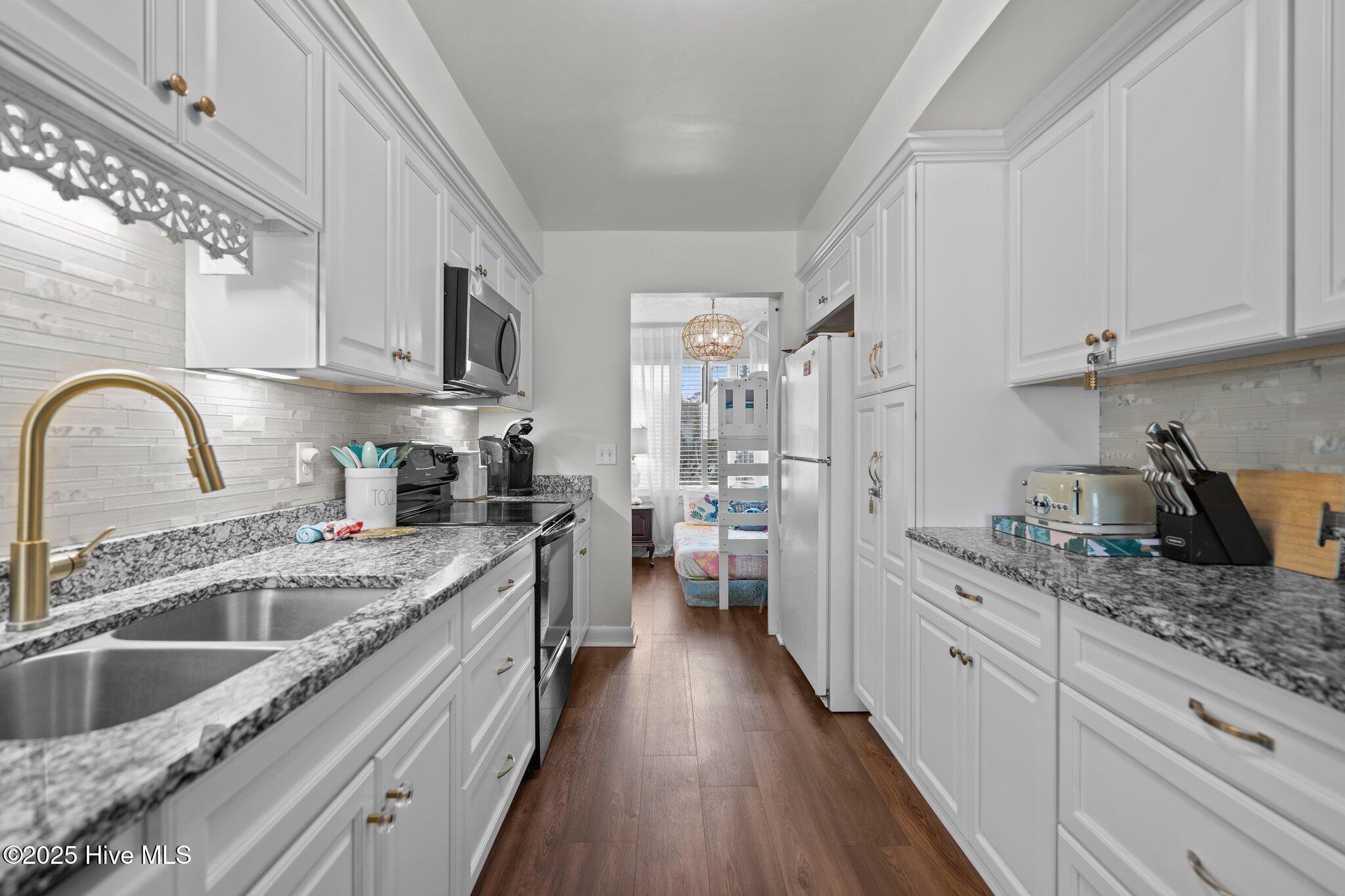 100564100 | Photo 20