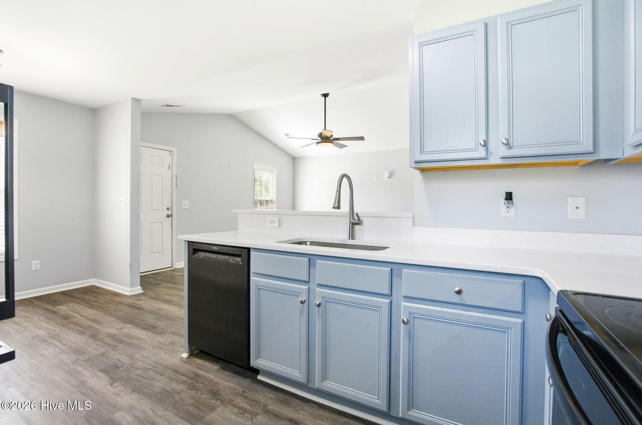 100567407 | Photo 14