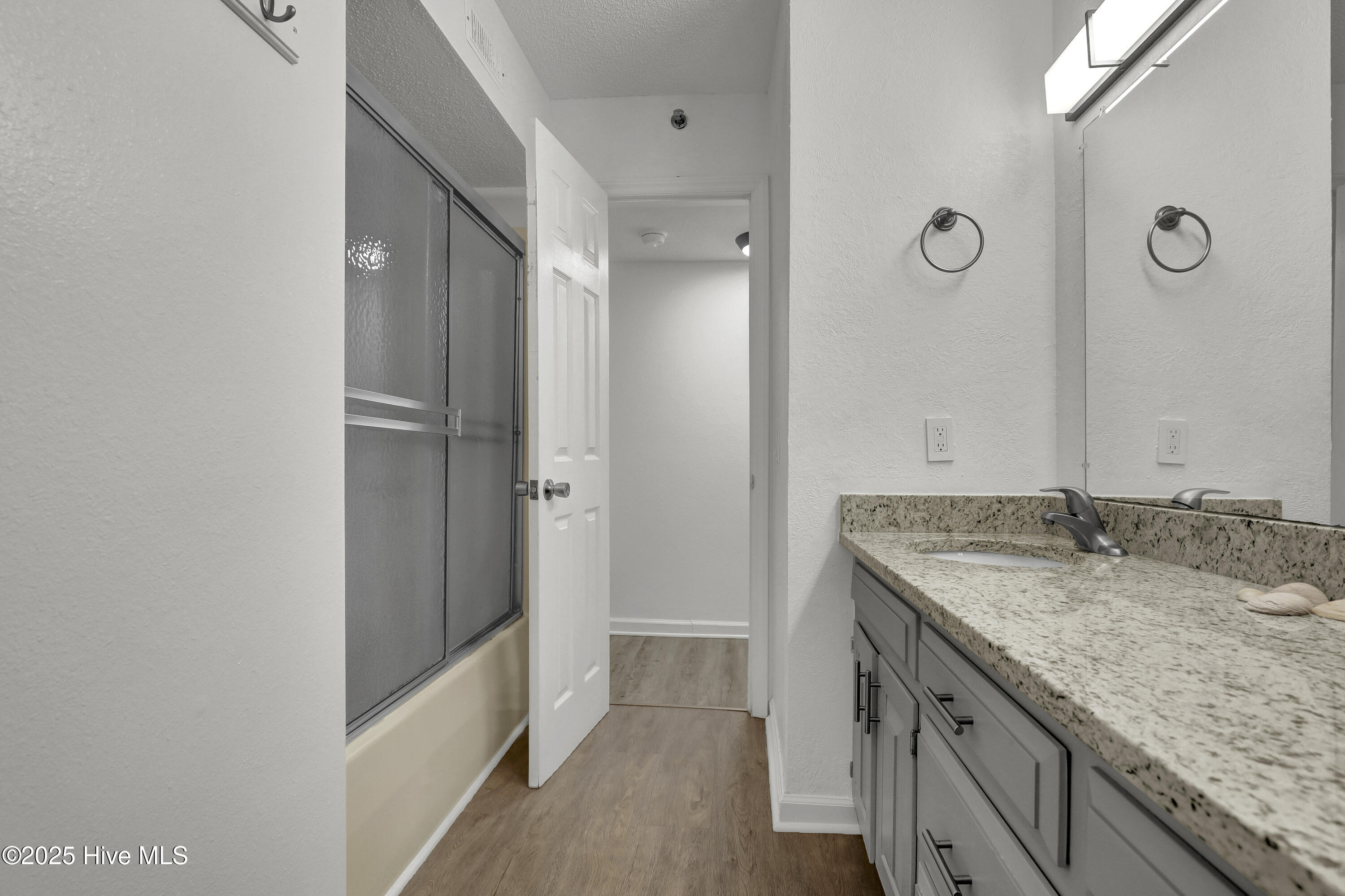 100541443 | Photo 27