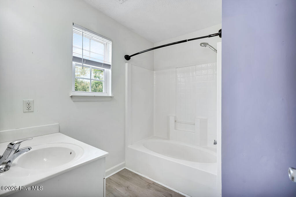 100570666 | Photo 17