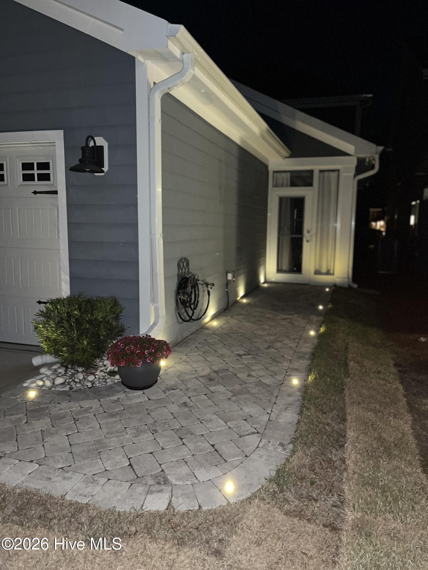 100558129 | Photo 49