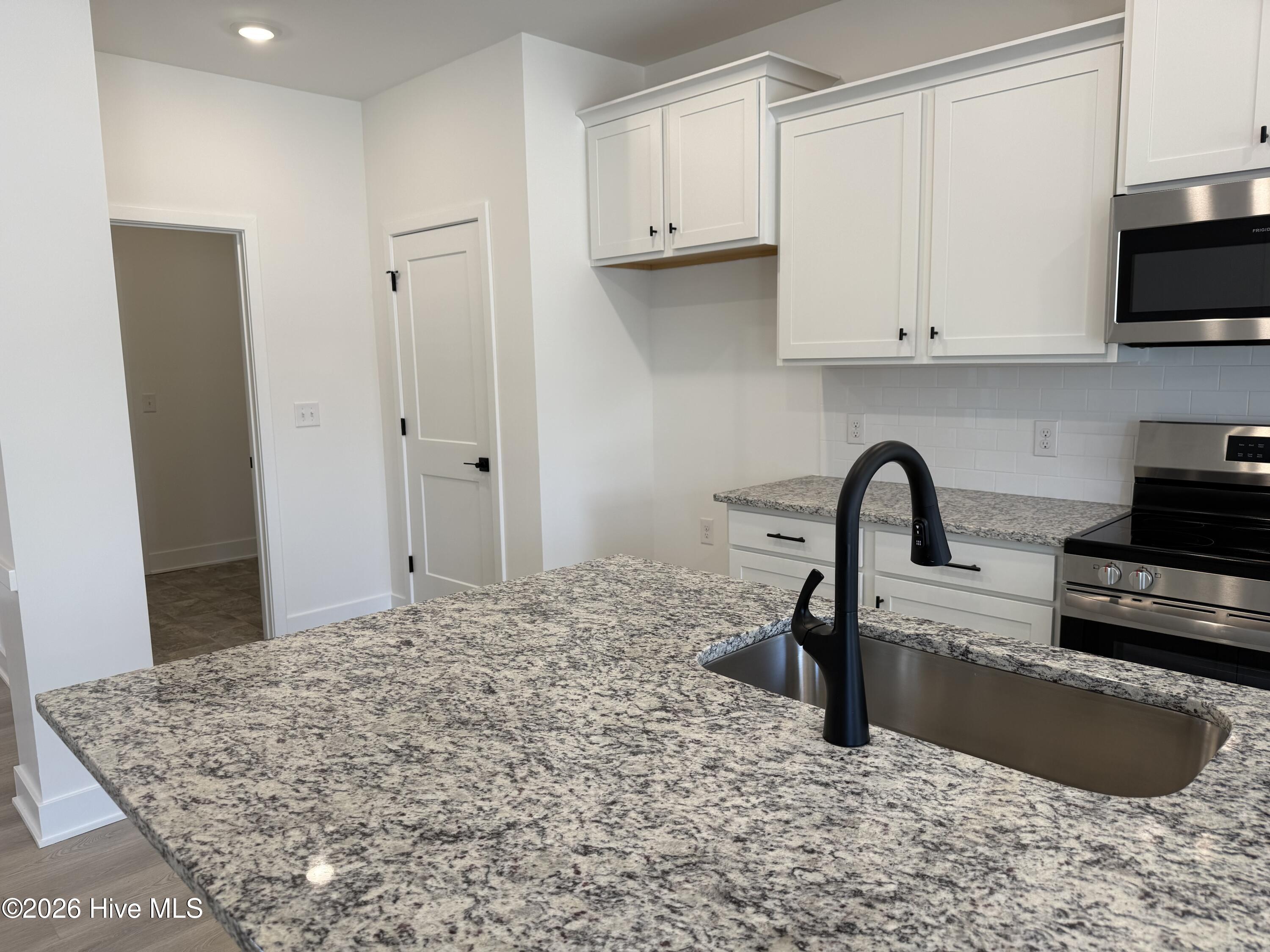 100546686 | Photo 30