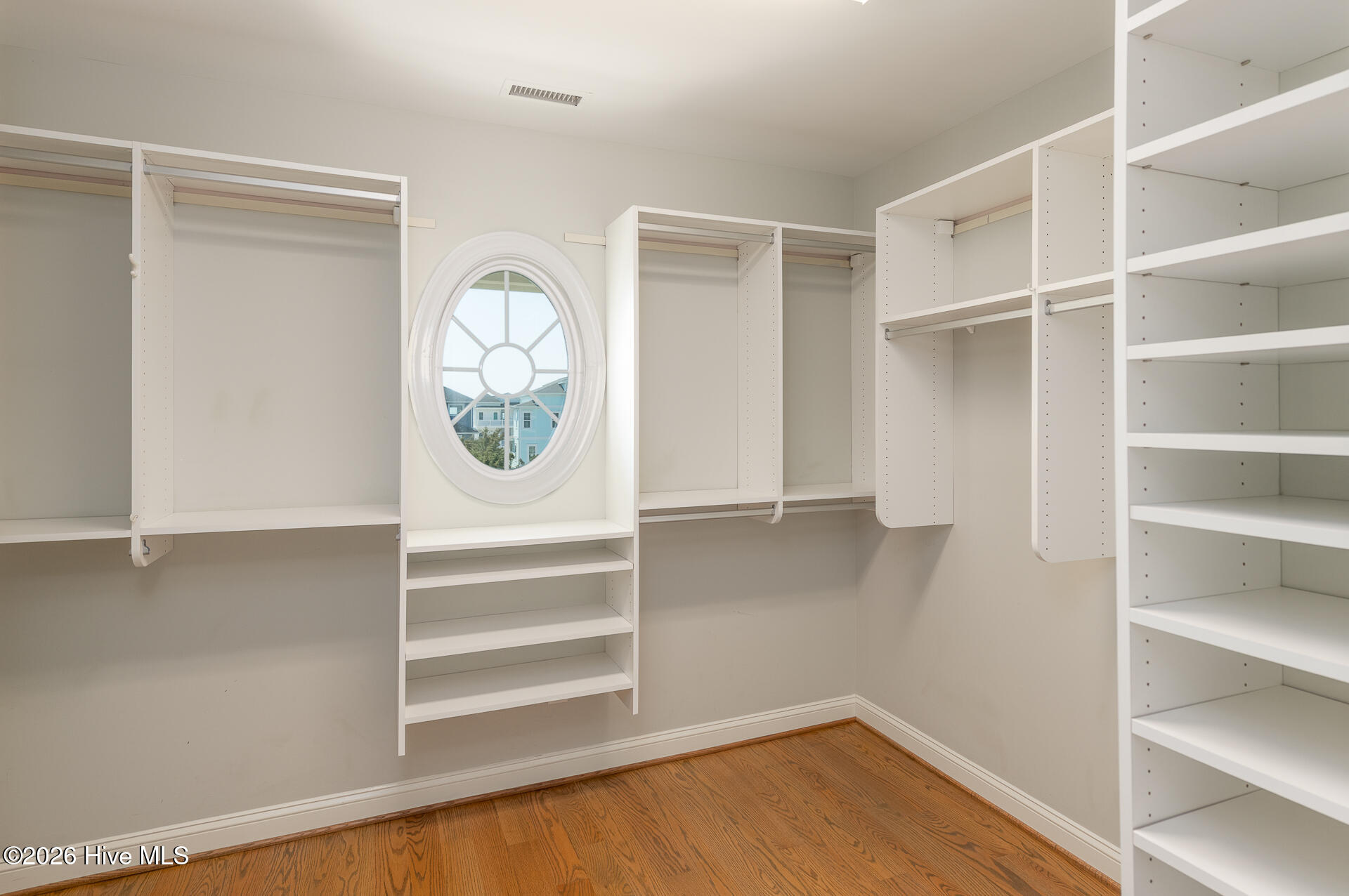 100562037 | Photo 48