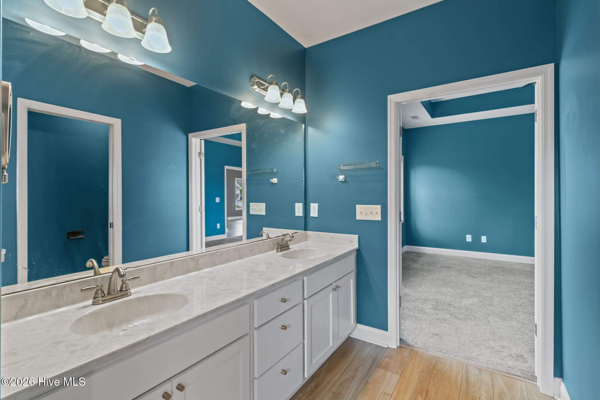 100560163 | Photo 21