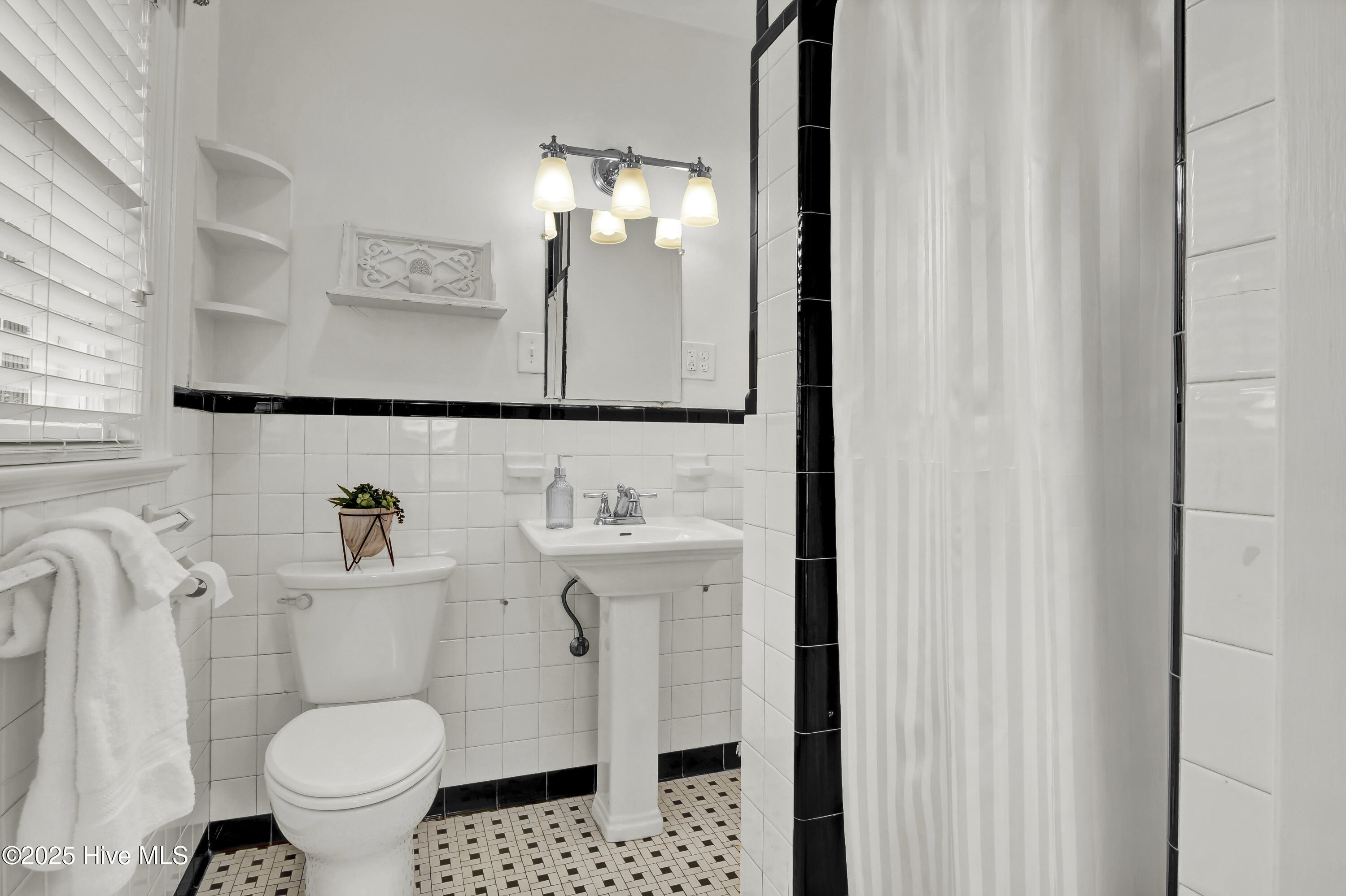 100523883 | Photo 28