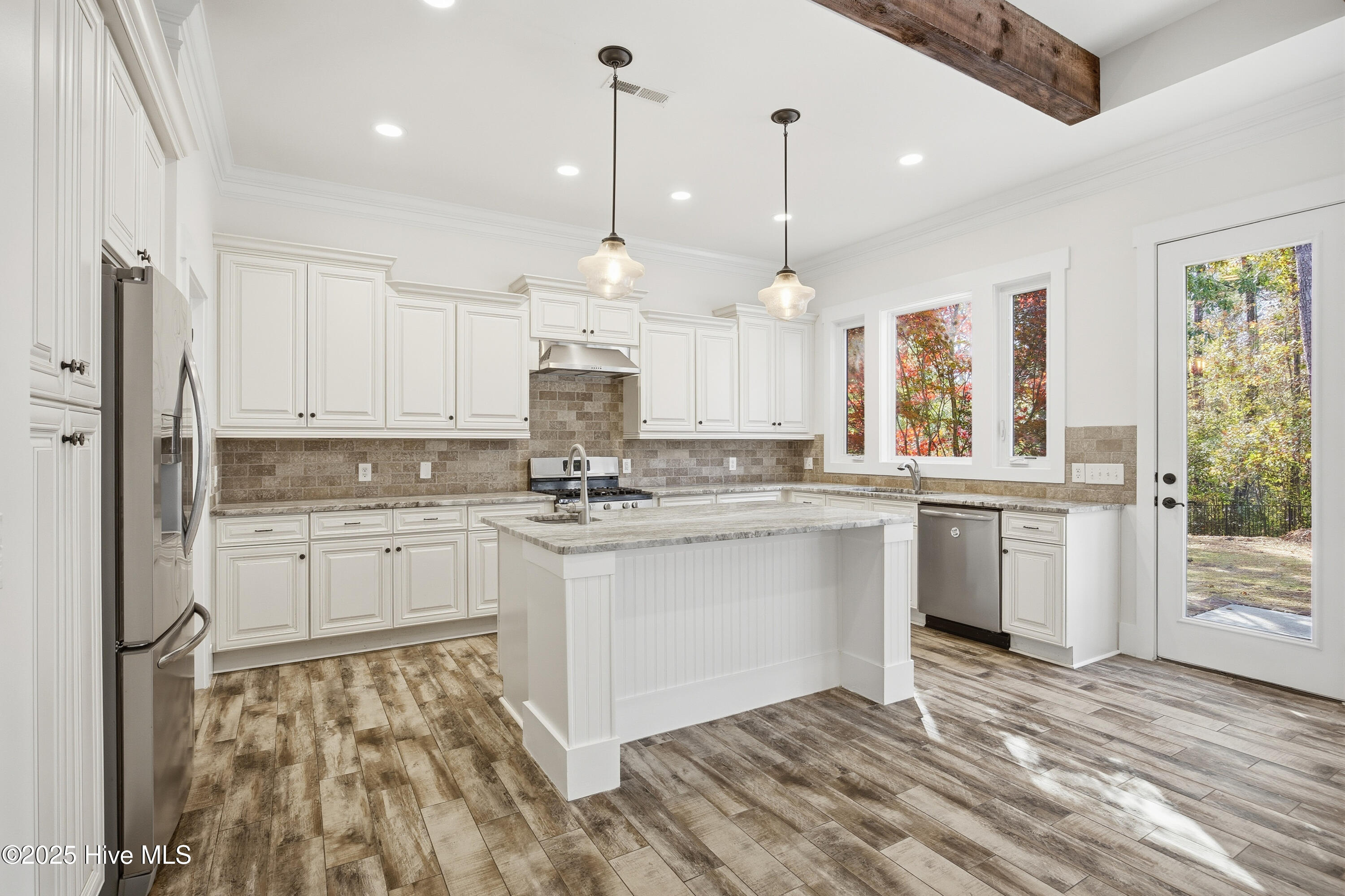 100541588 | Photo 22