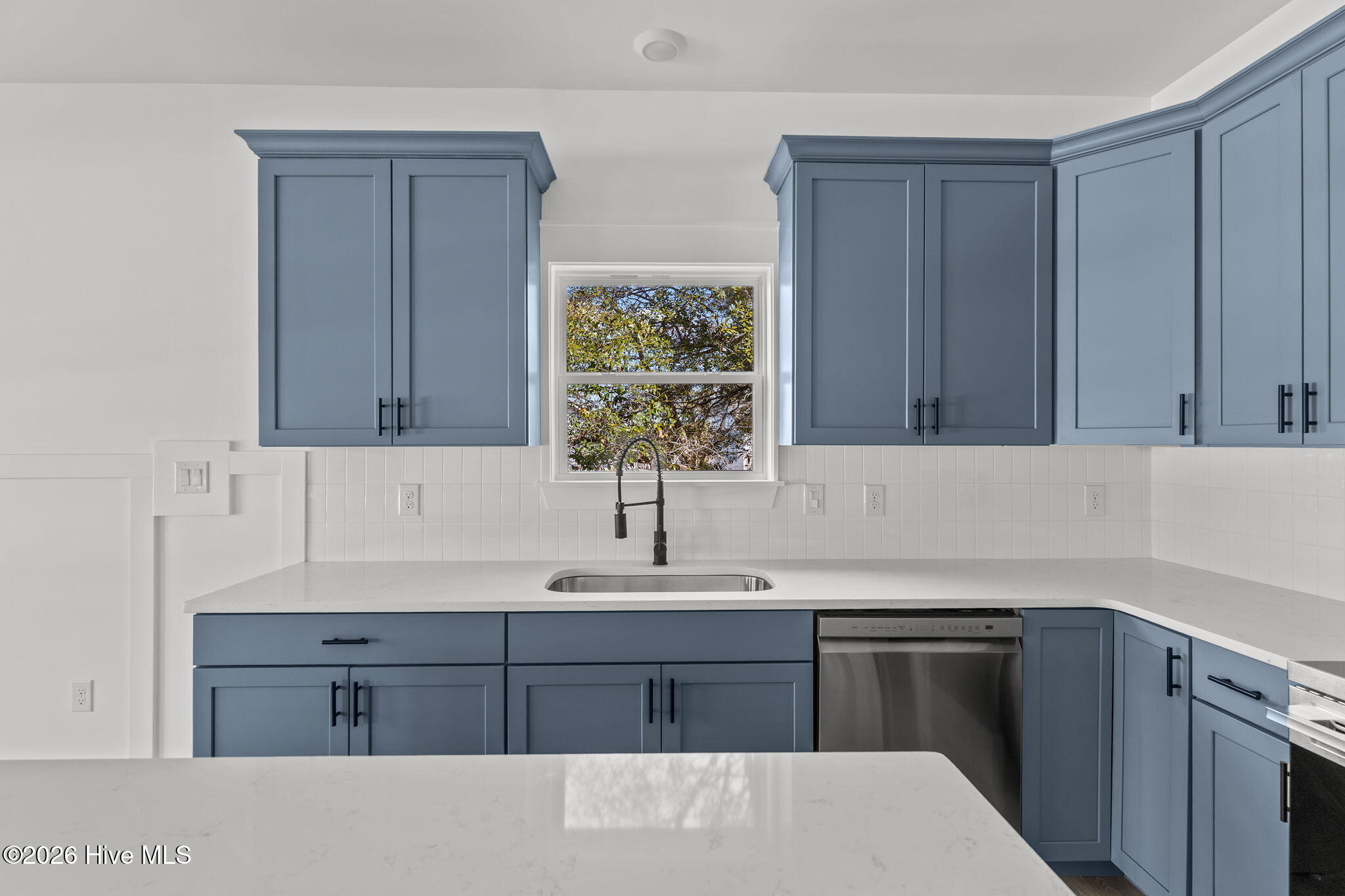 100549320 | Photo 18