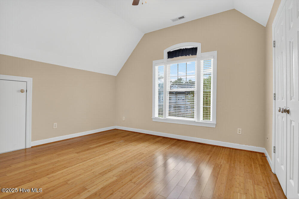 100526885 | Photo 23