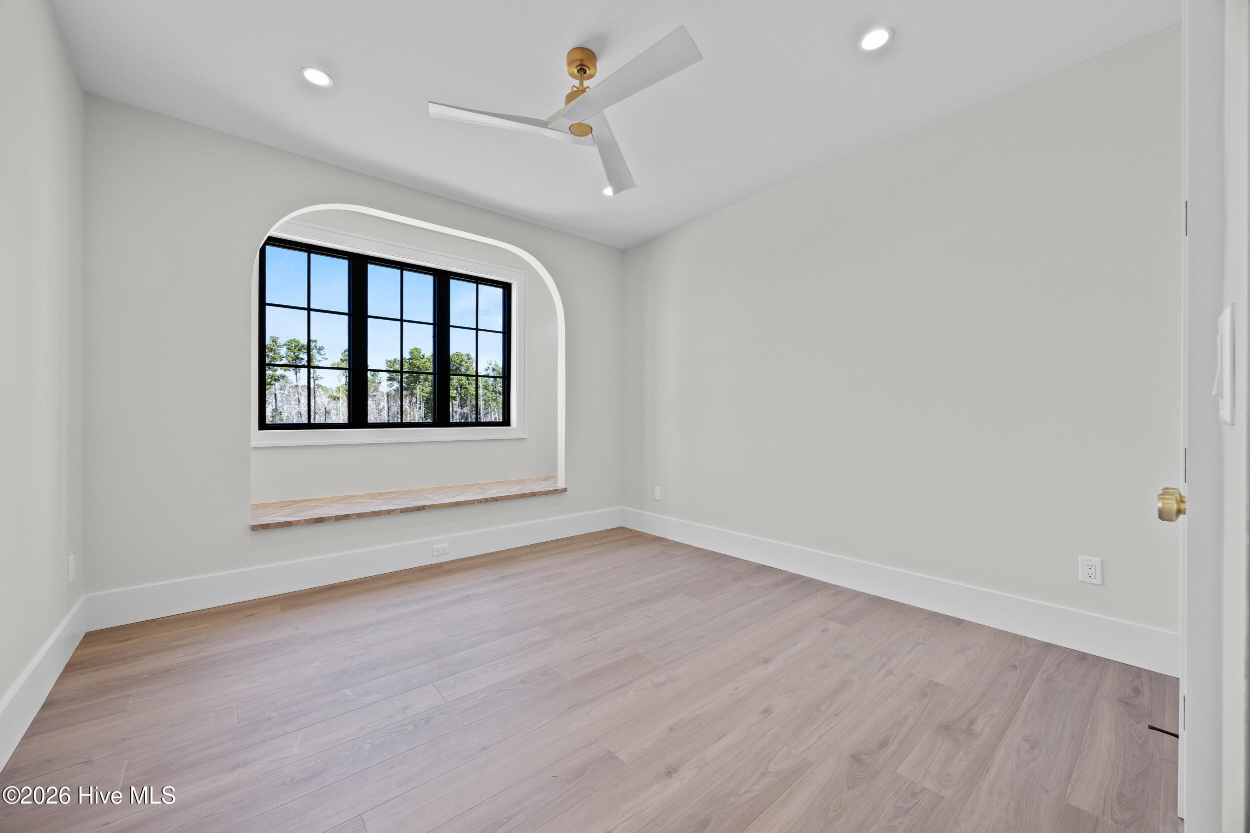 100561987 | Photo 54