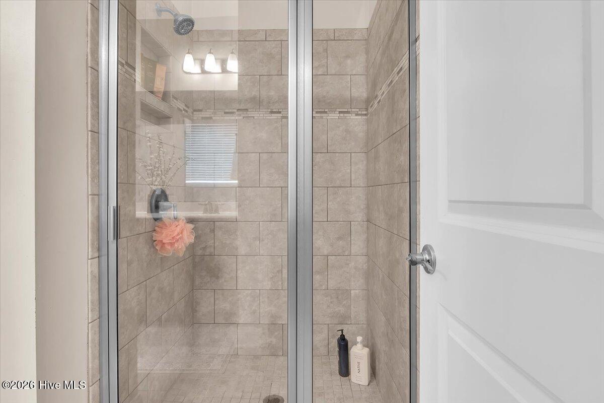 100569279 | Photo 33