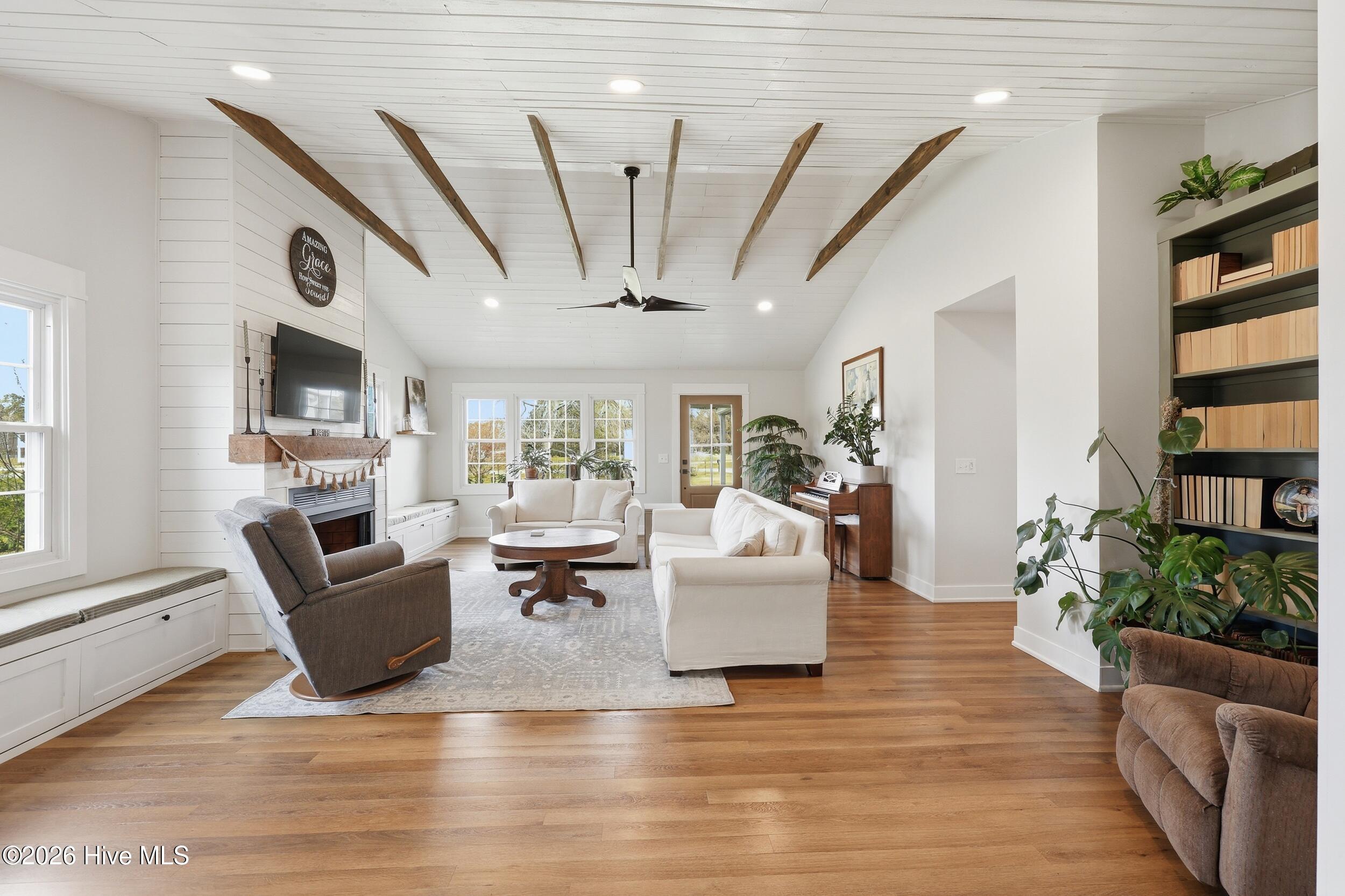 100562935 | Photo 11