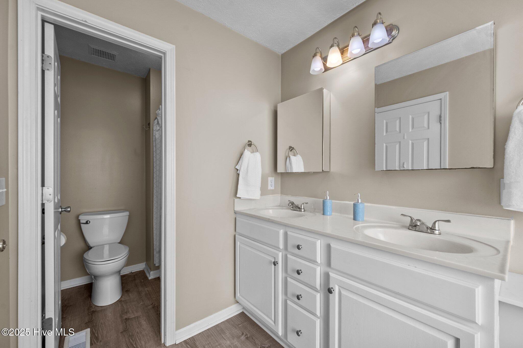 100548060 | Photo 25