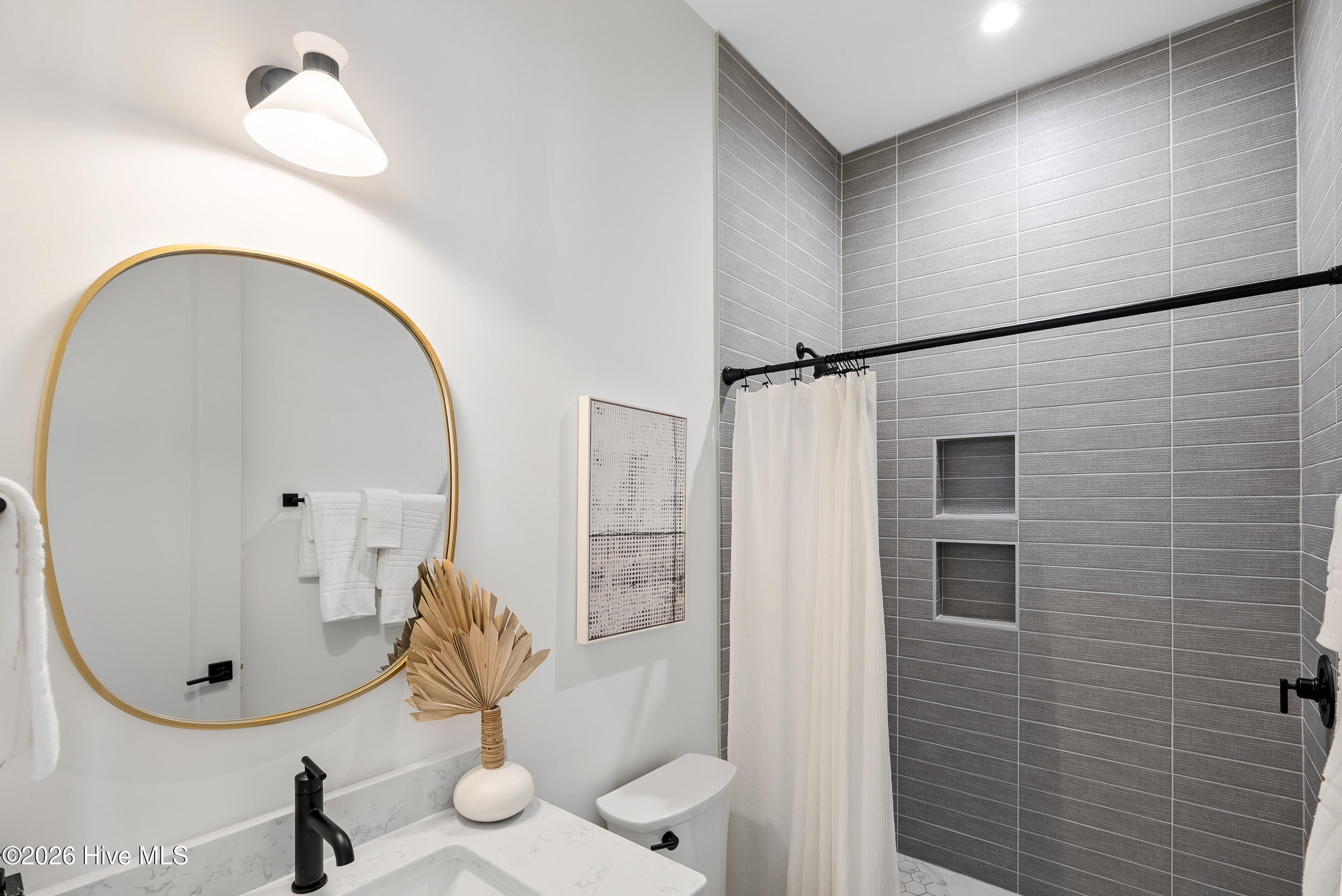 100499793 | Photo 26