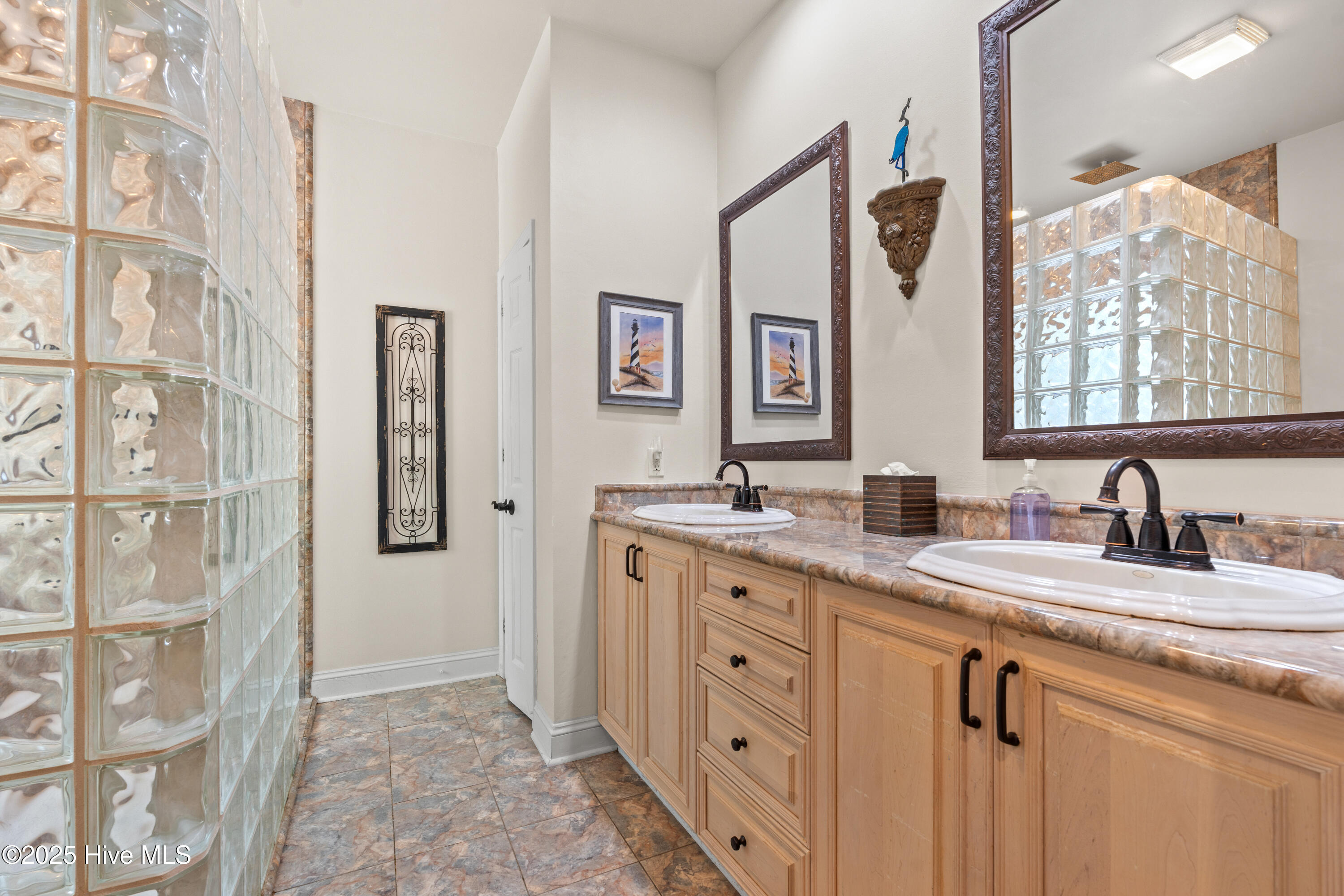 100515371 | Photo 16