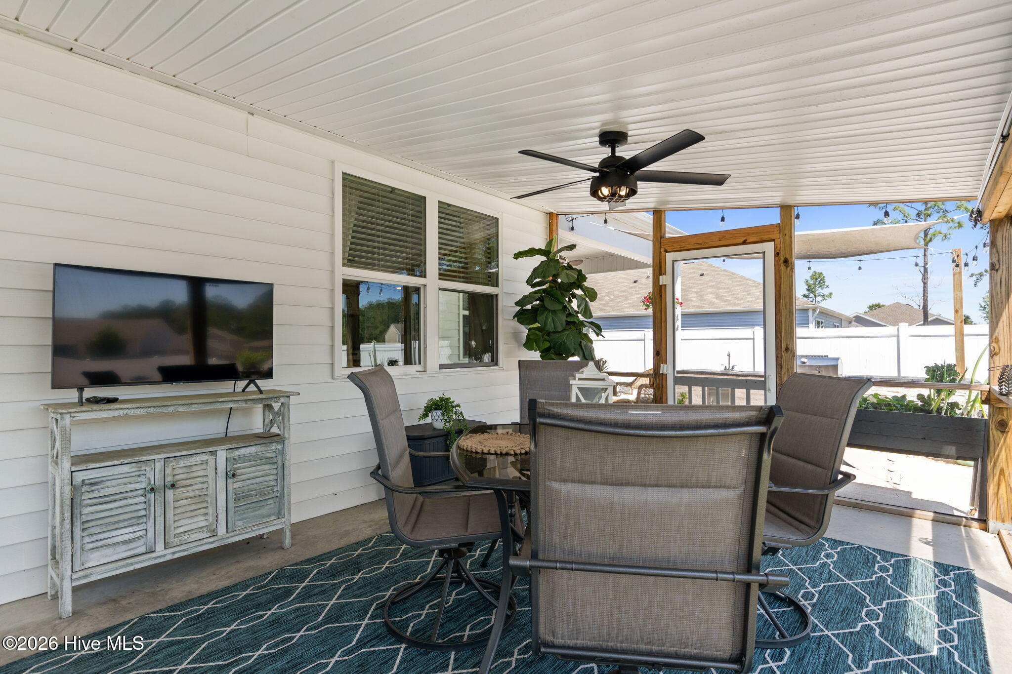 100568064 | Photo 44