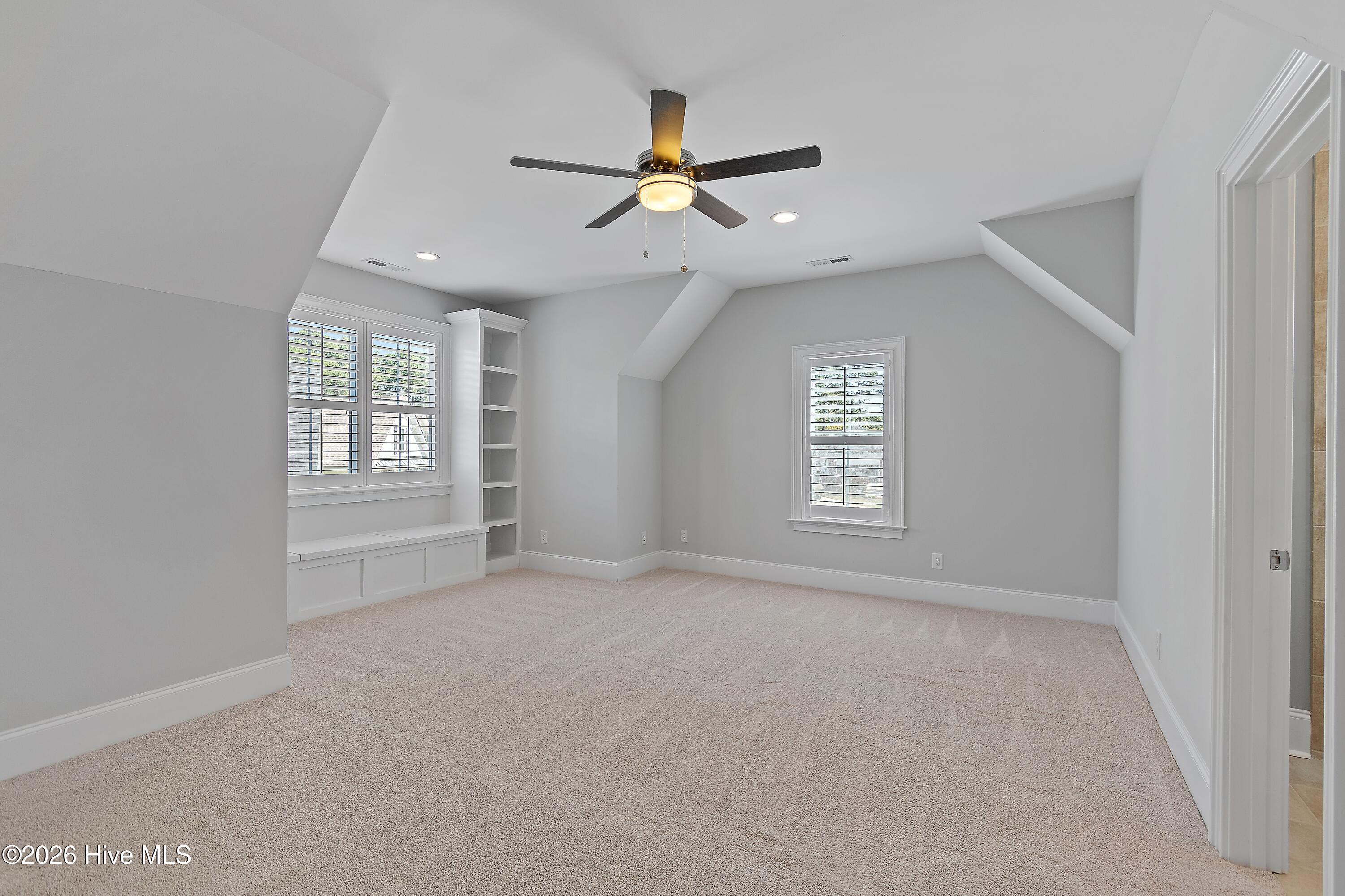 100564386 | Photo 48