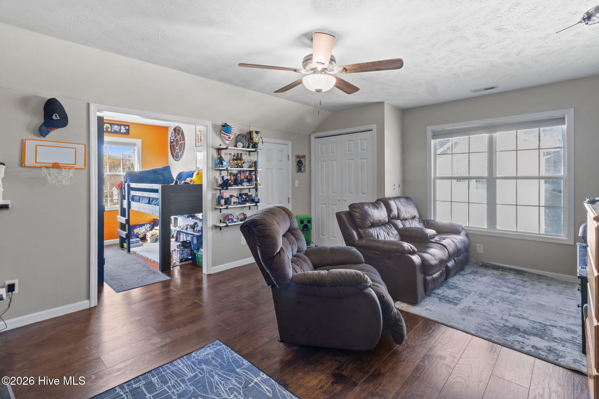 100561943 | Photo 35