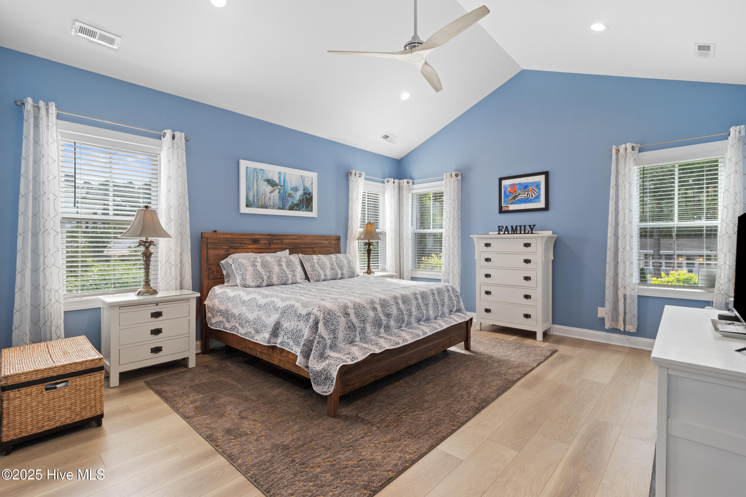 100536261 | Photo 15