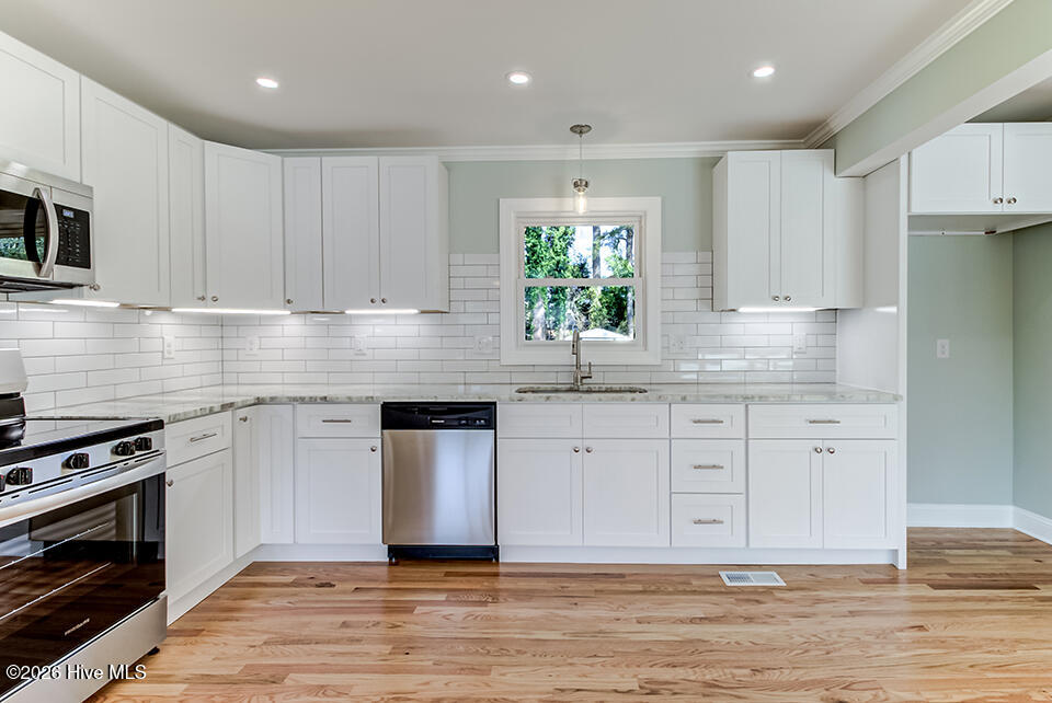 100558677 | Photo 24