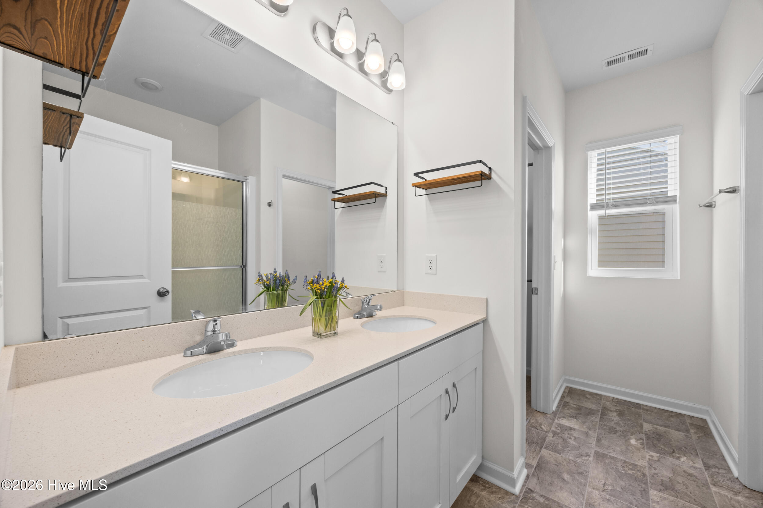 100568989 | Photo 22