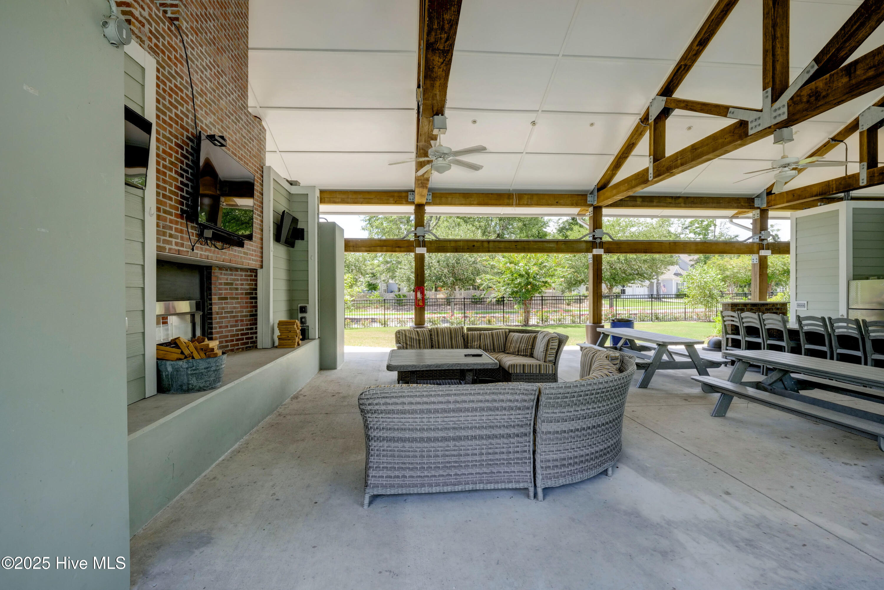 100538990 | Photo 36