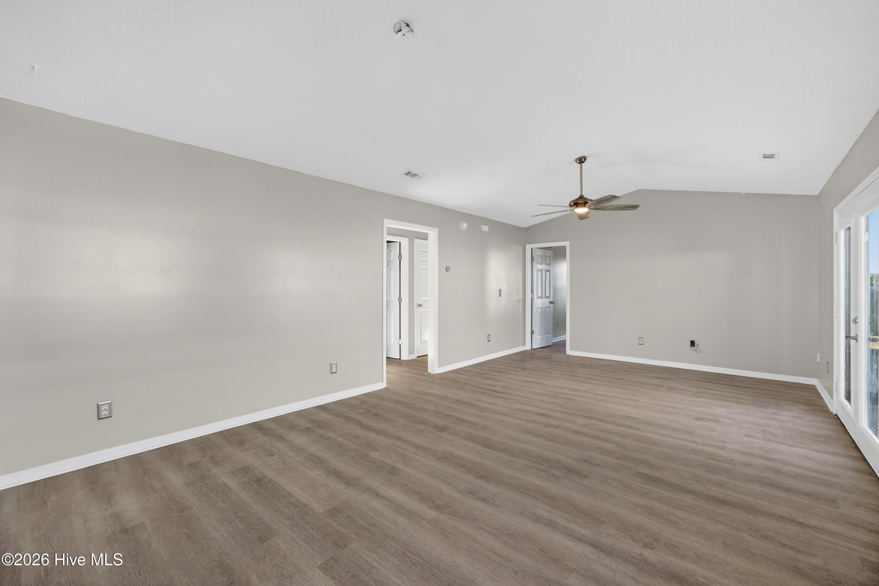 100549649 | Photo 16