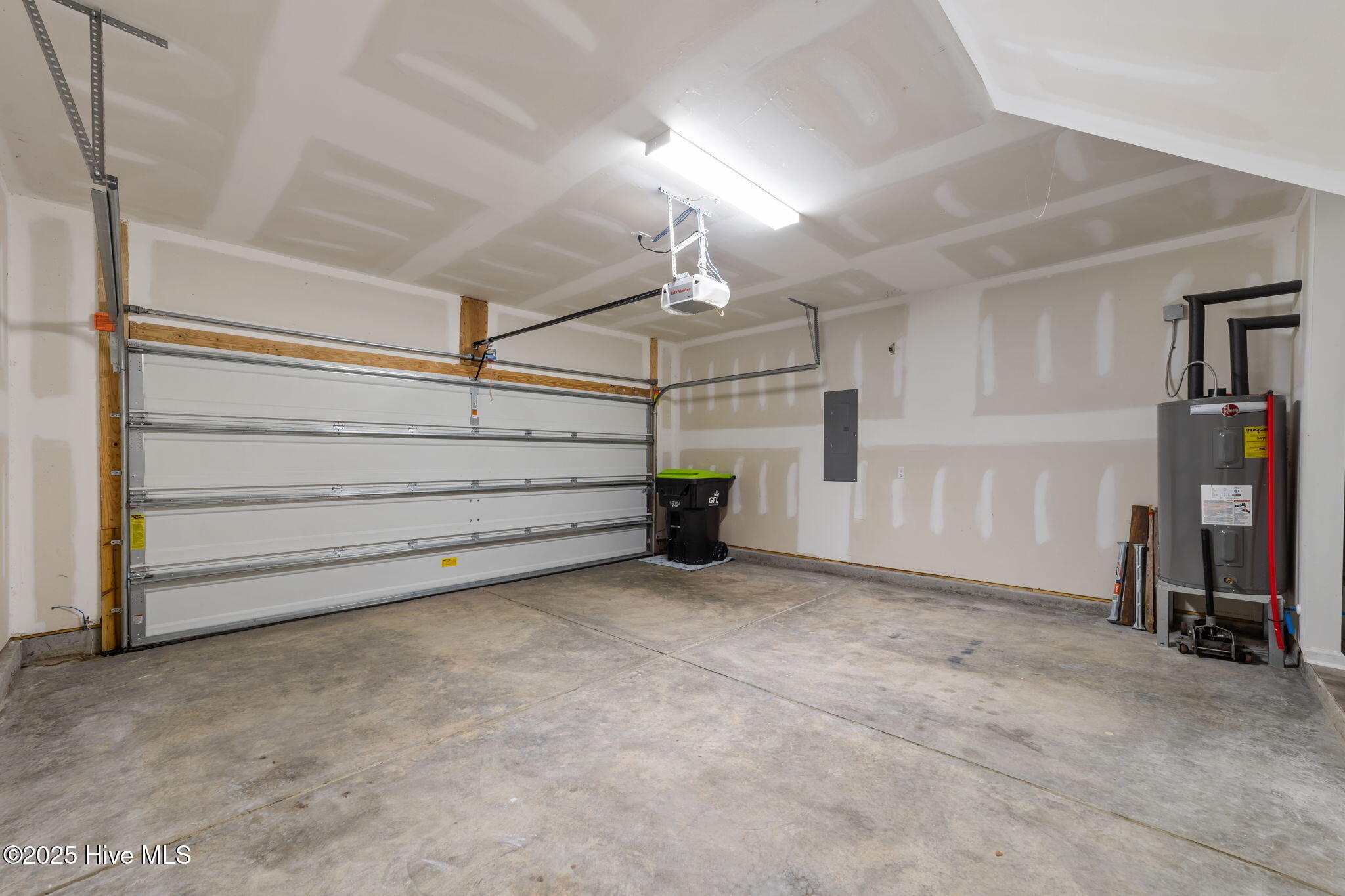 100533102 | Photo 36