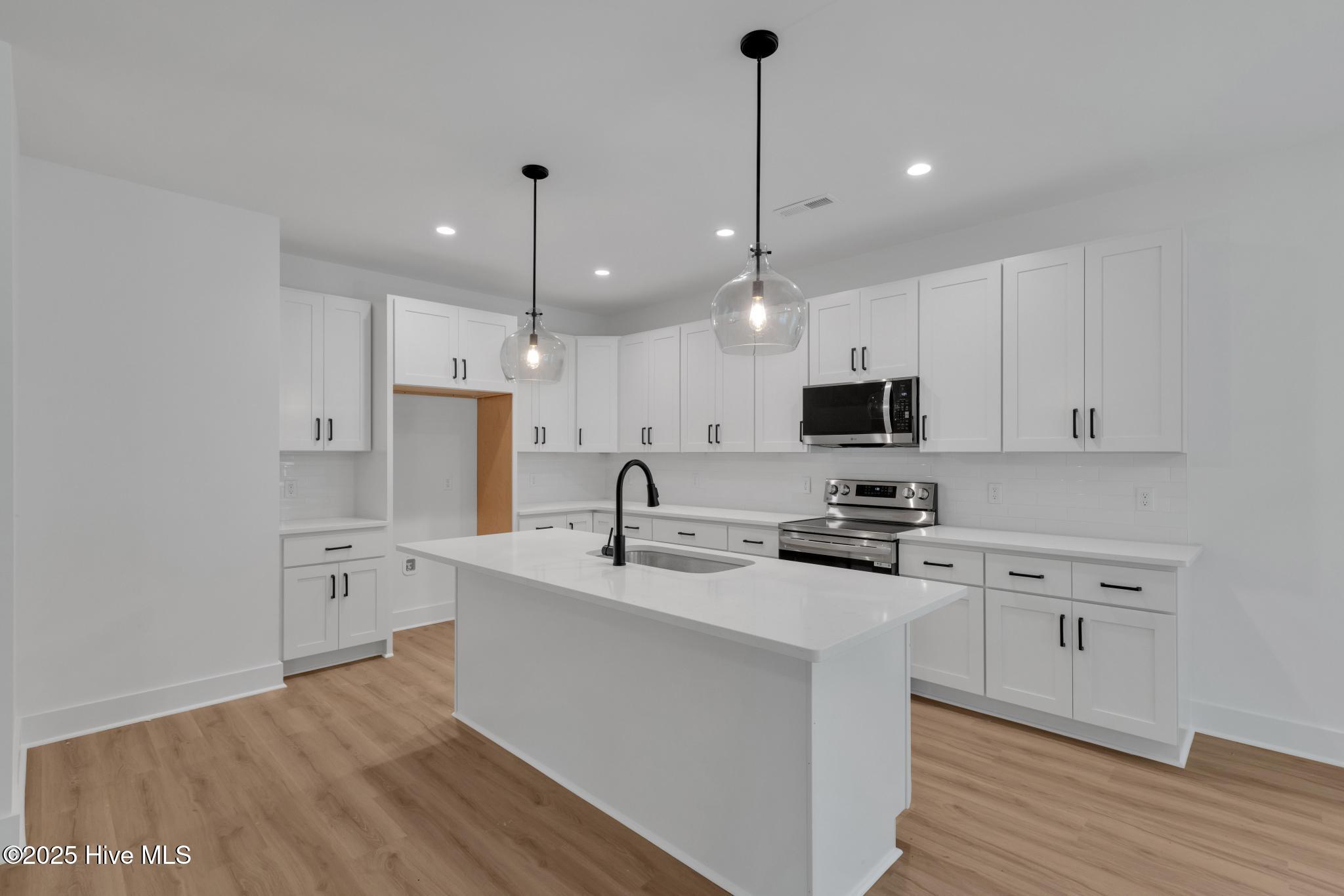 100537116 | Photo 11