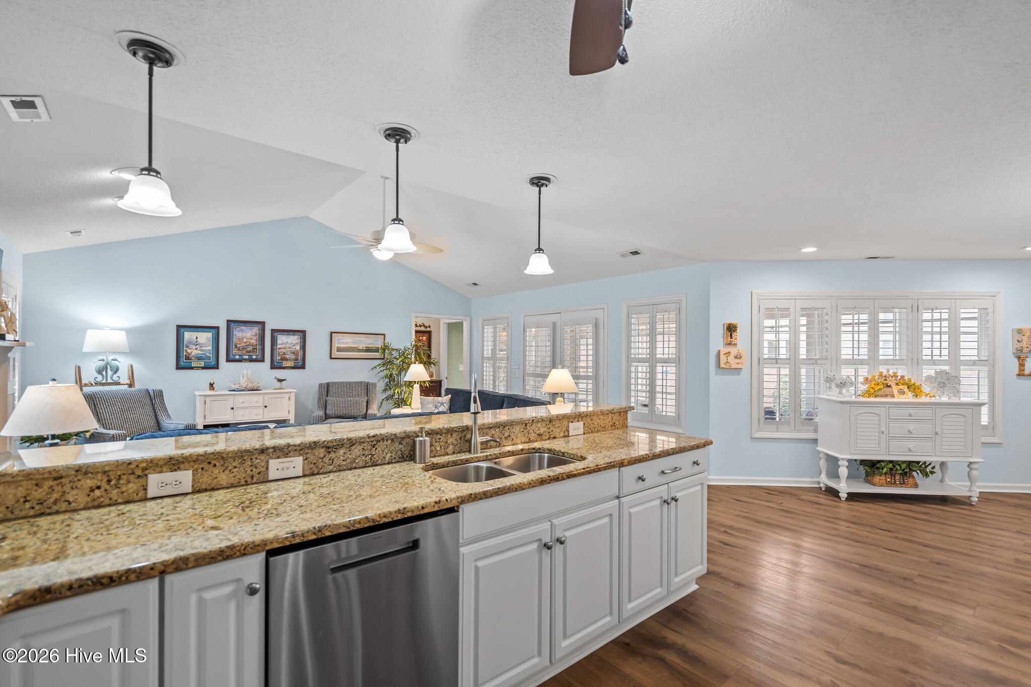 100557863 | Photo 20