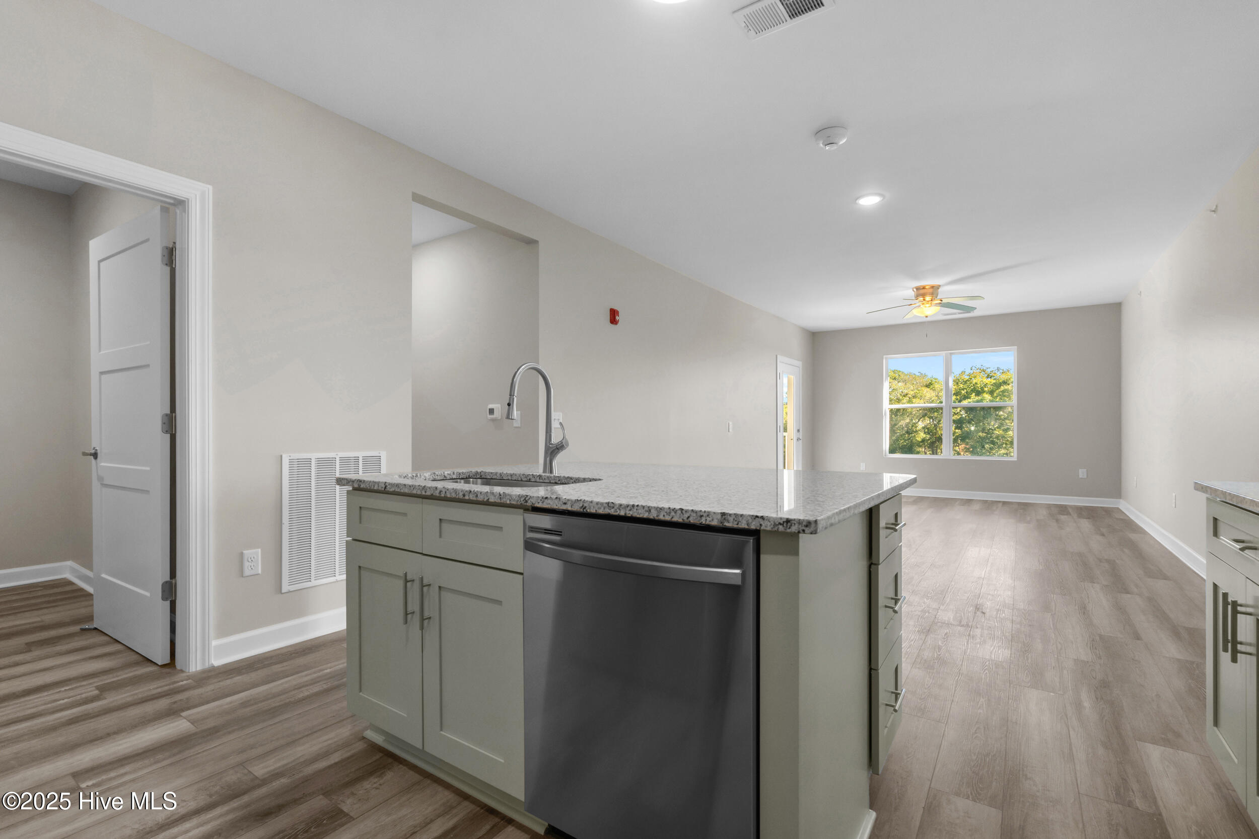 100539009 | Photo 18