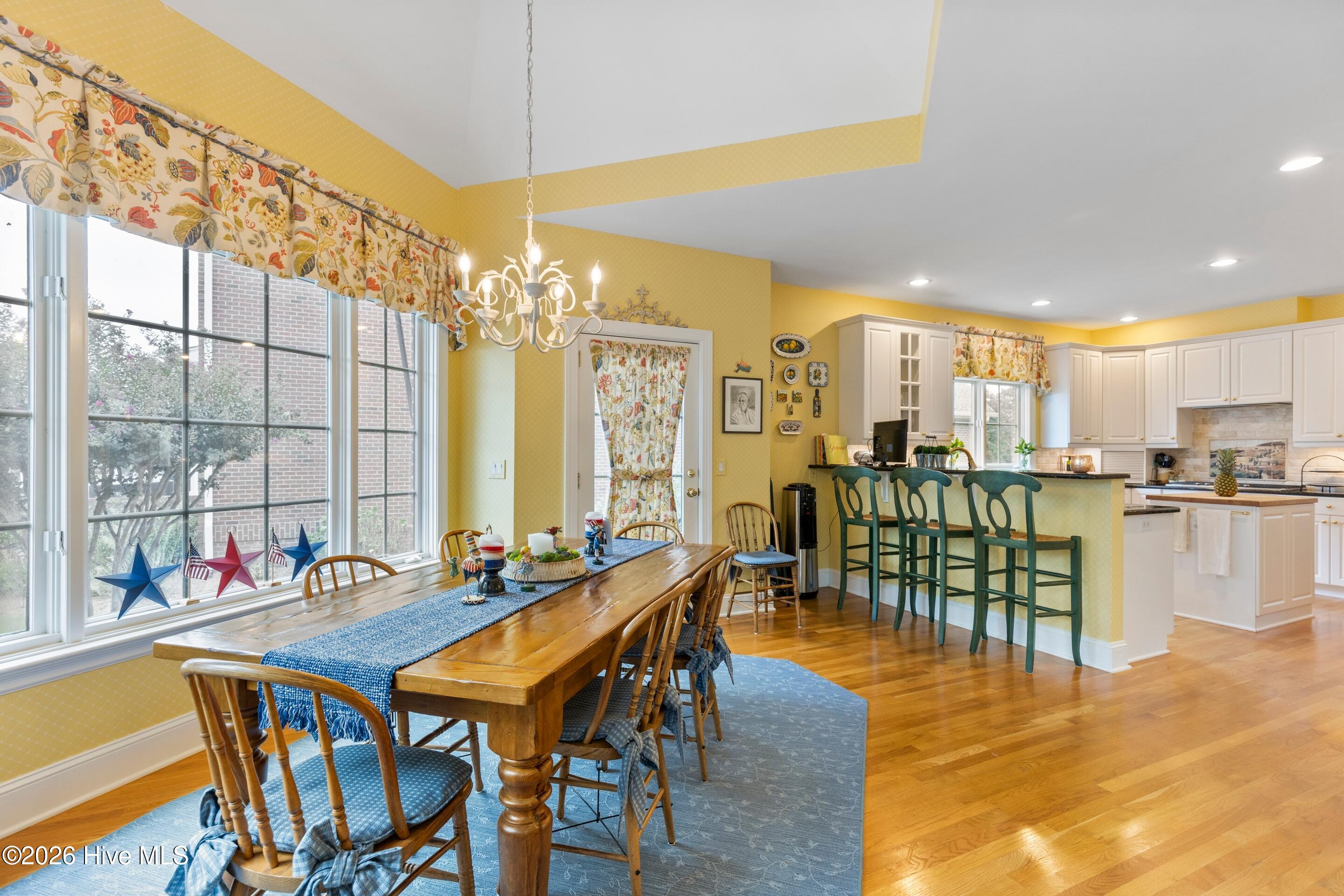 100562190 | Photo 22