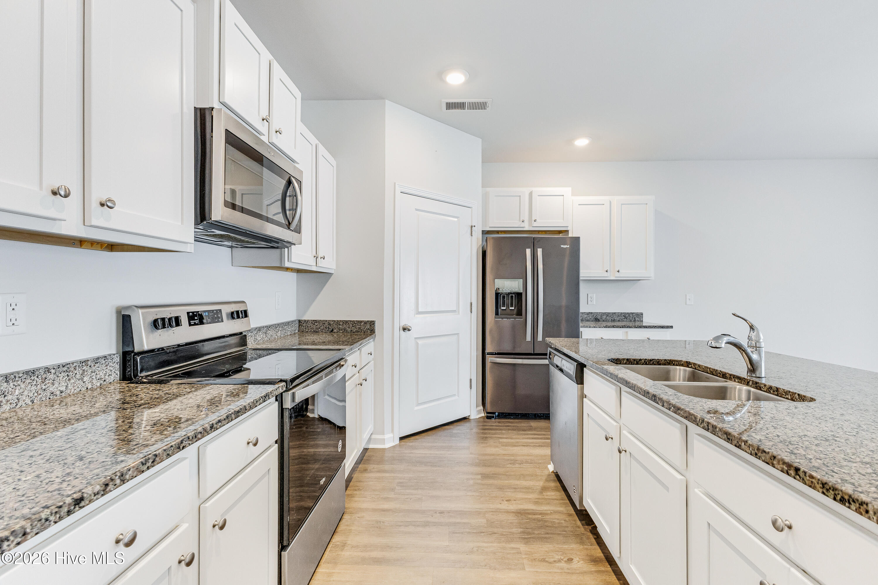 100521011 | Photo 38