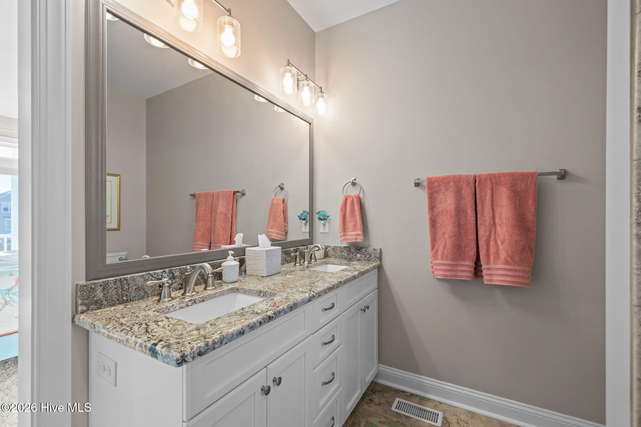 100549287 | Photo 34