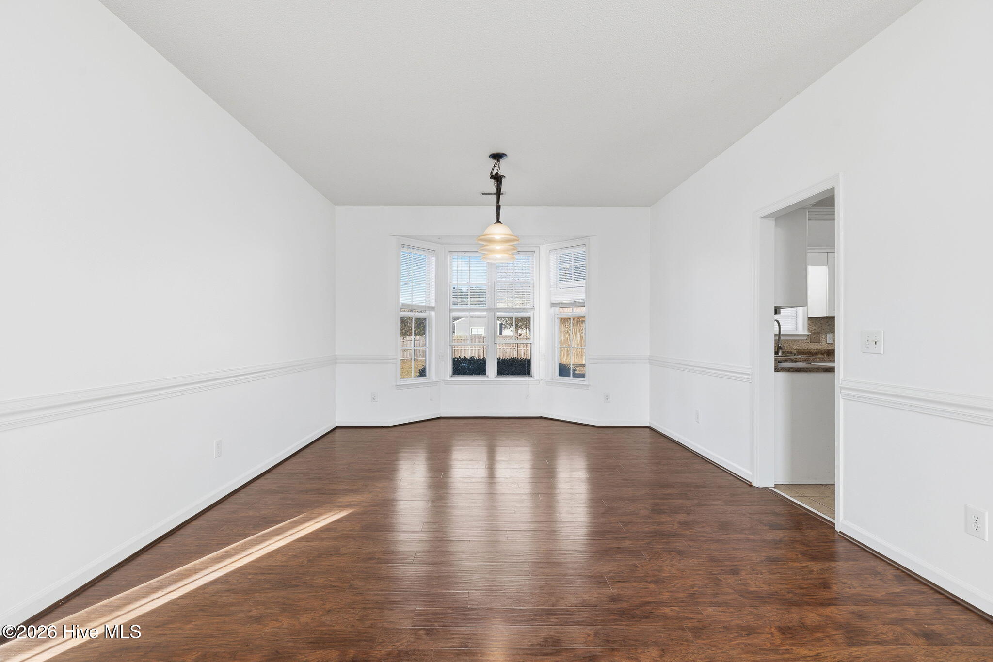 100548117 | Photo 15