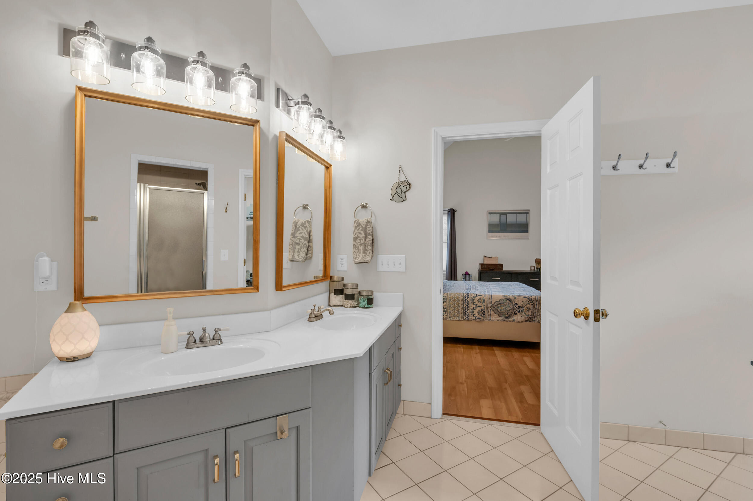 100536270 | Photo 15