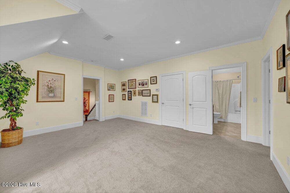 100557669 | Photo 40