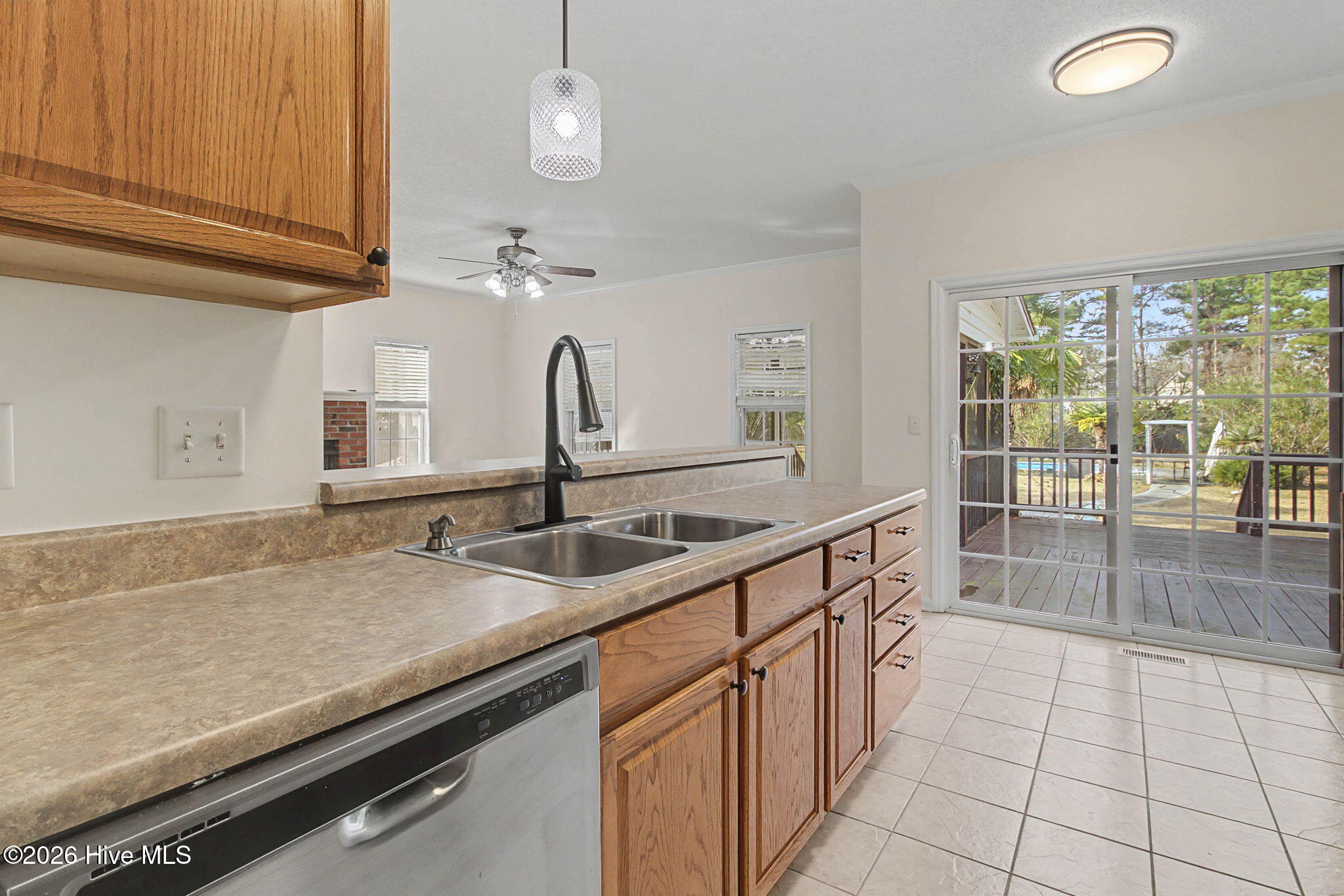 100547779 | Photo 11