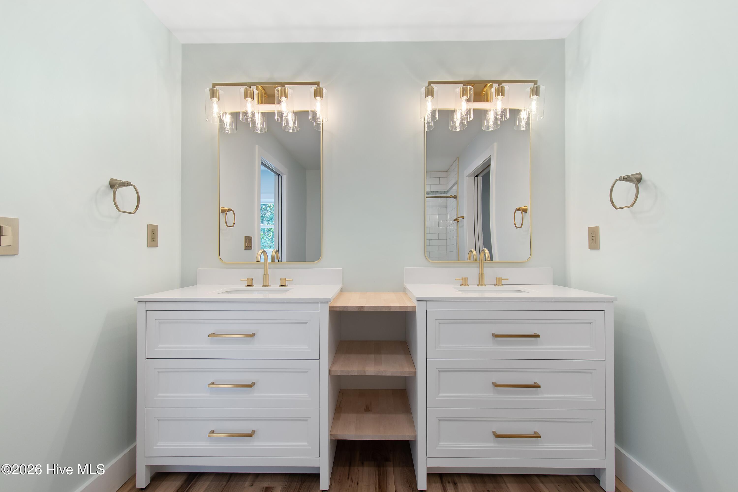 100564131 | Photo 25