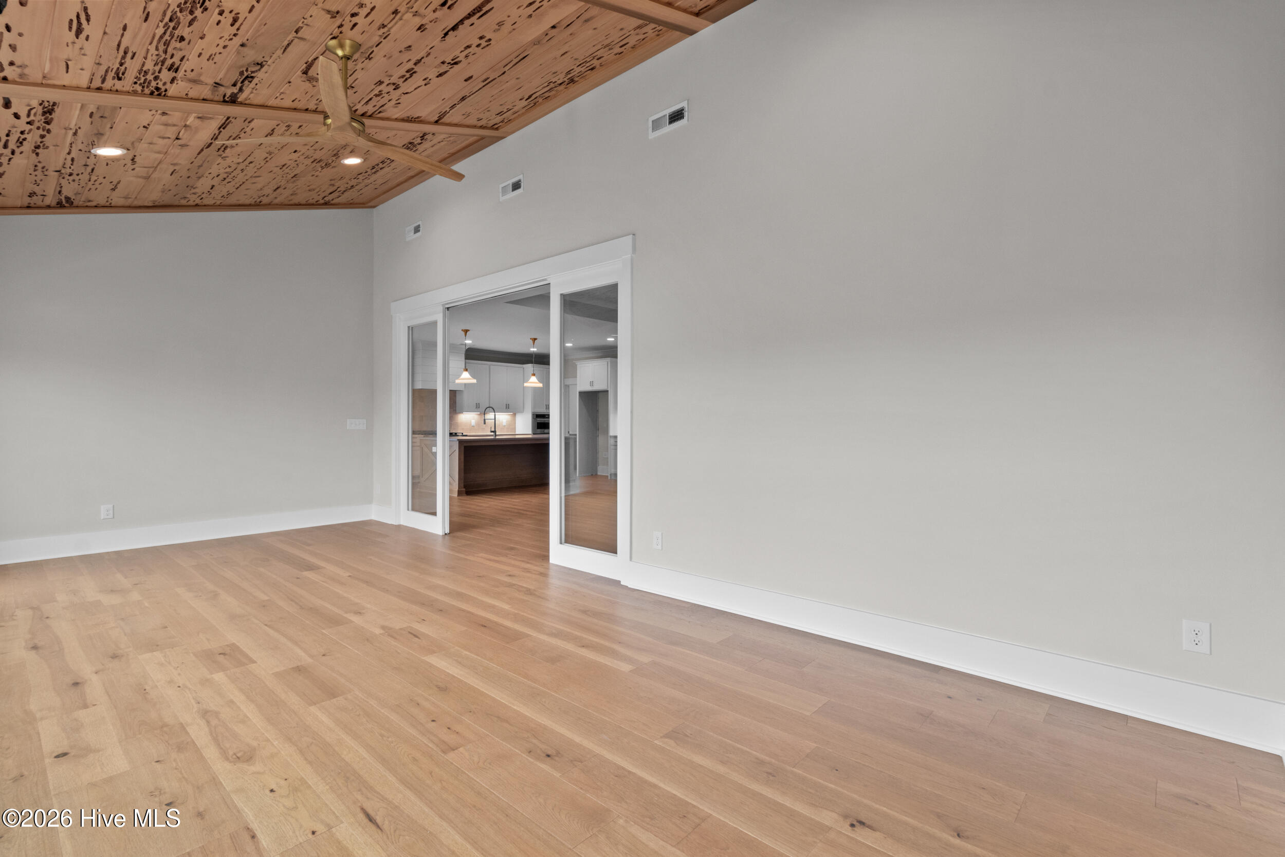 100568514 | Photo 18