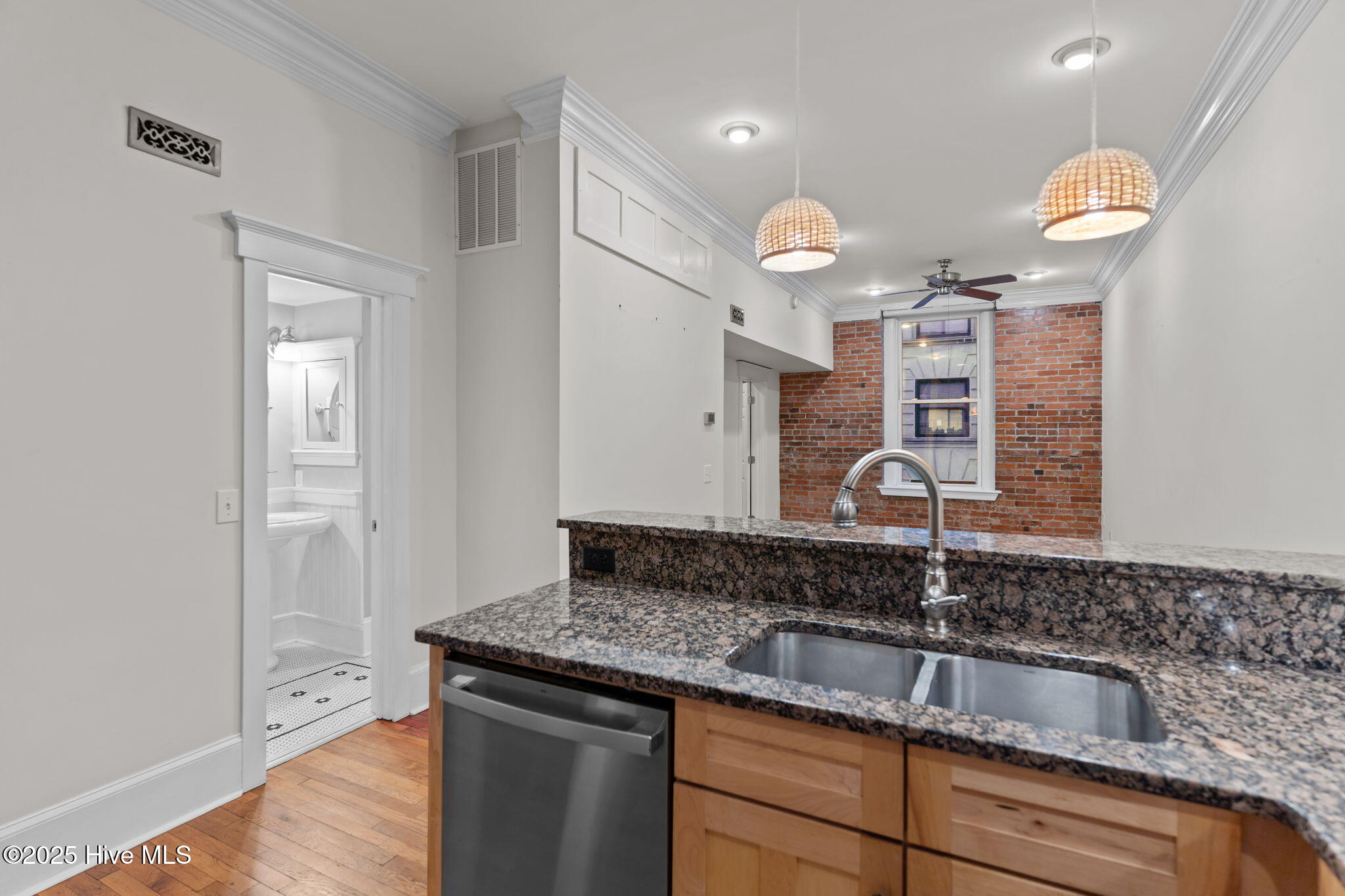 100535047 | Photo 16