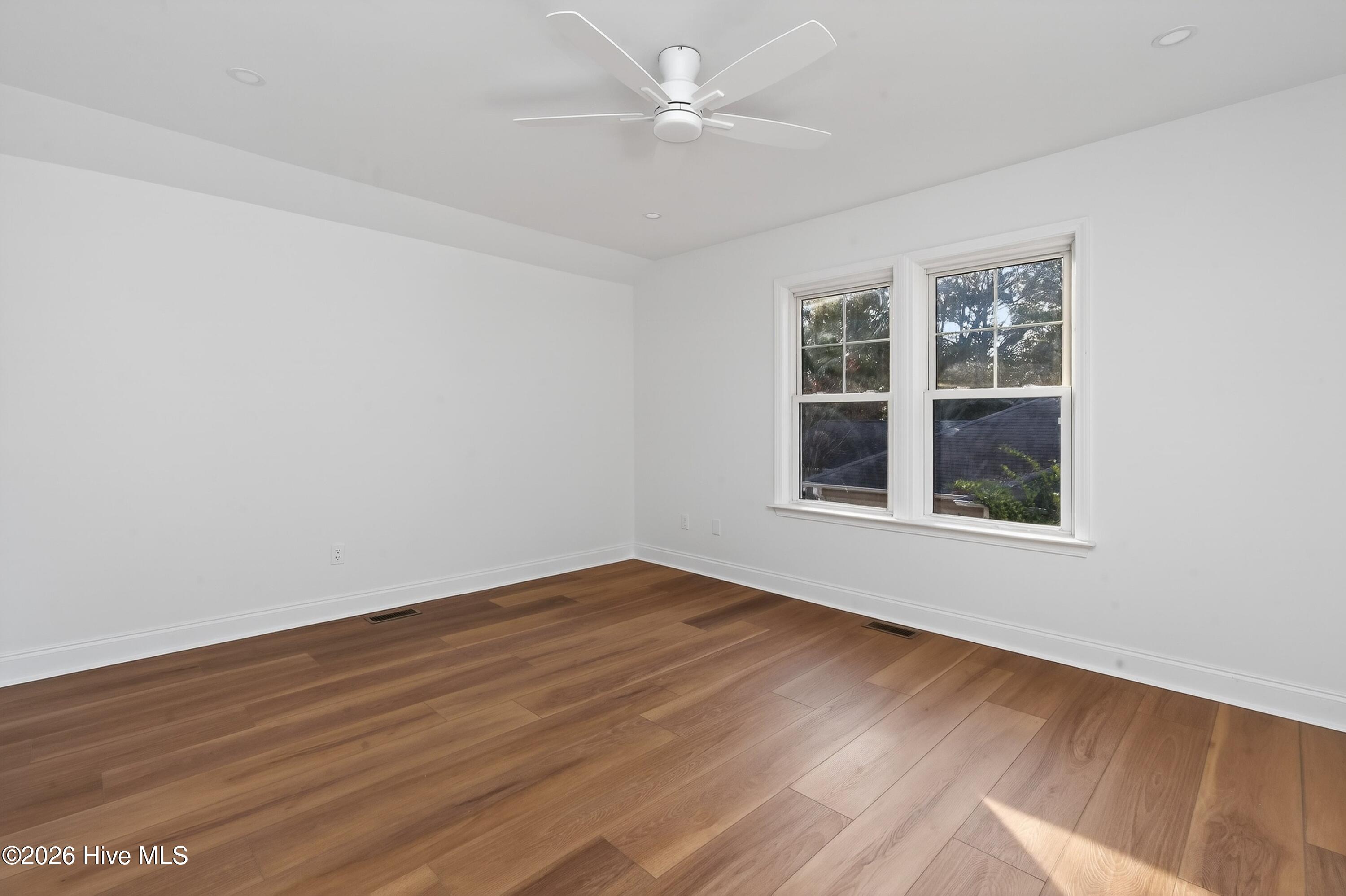 100553839 | Photo 30