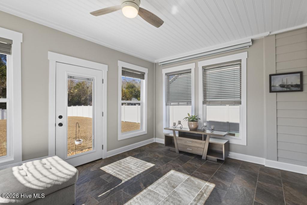 100558898 | Photo 23