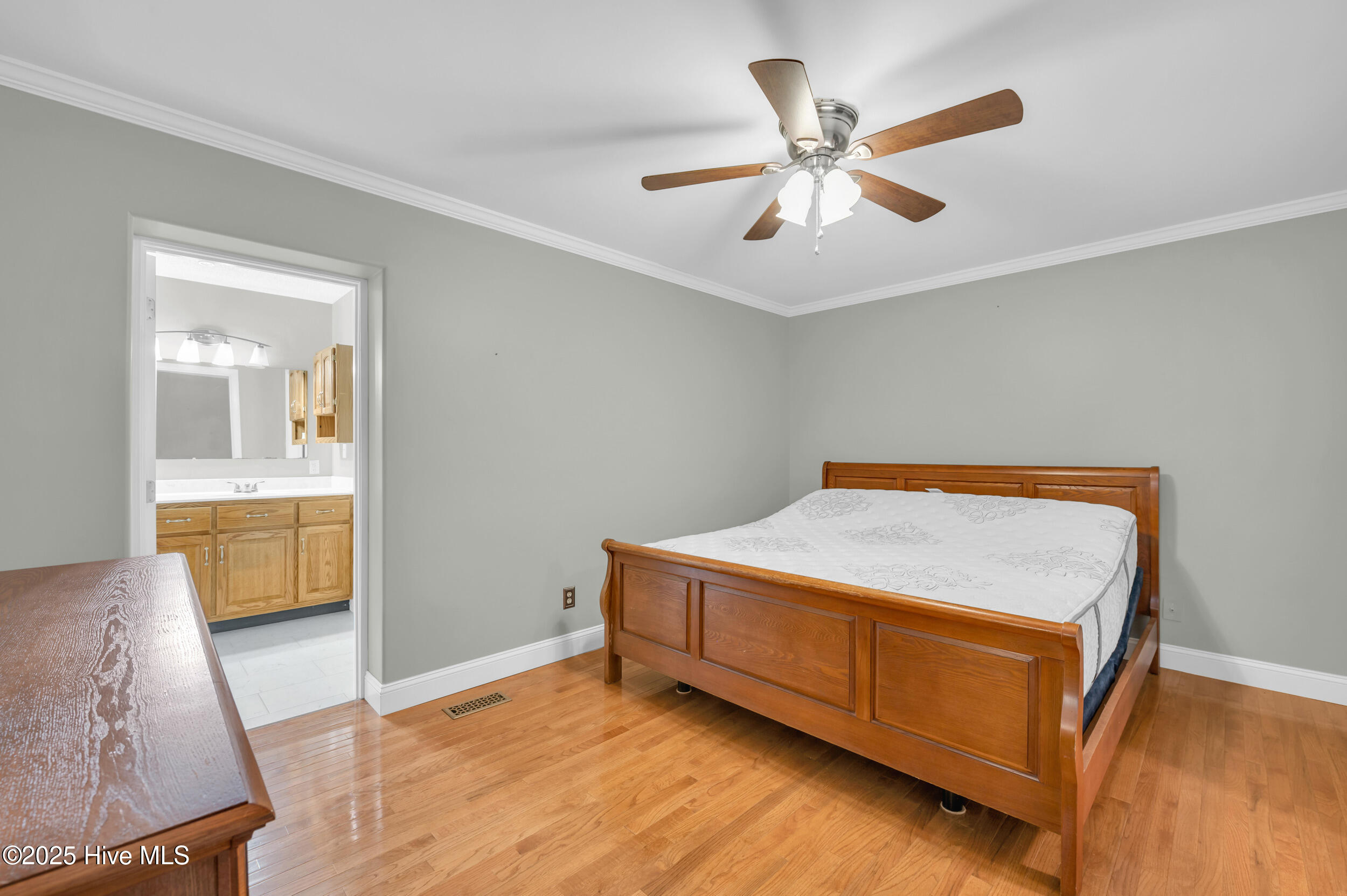 100532115 | Photo 15