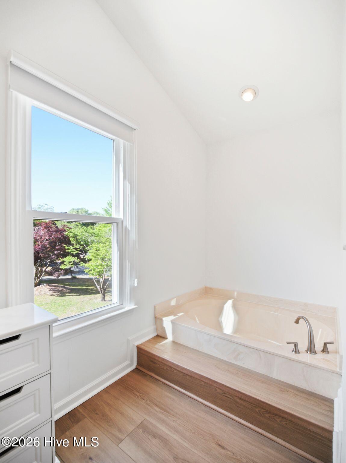 100568966 | Photo 41