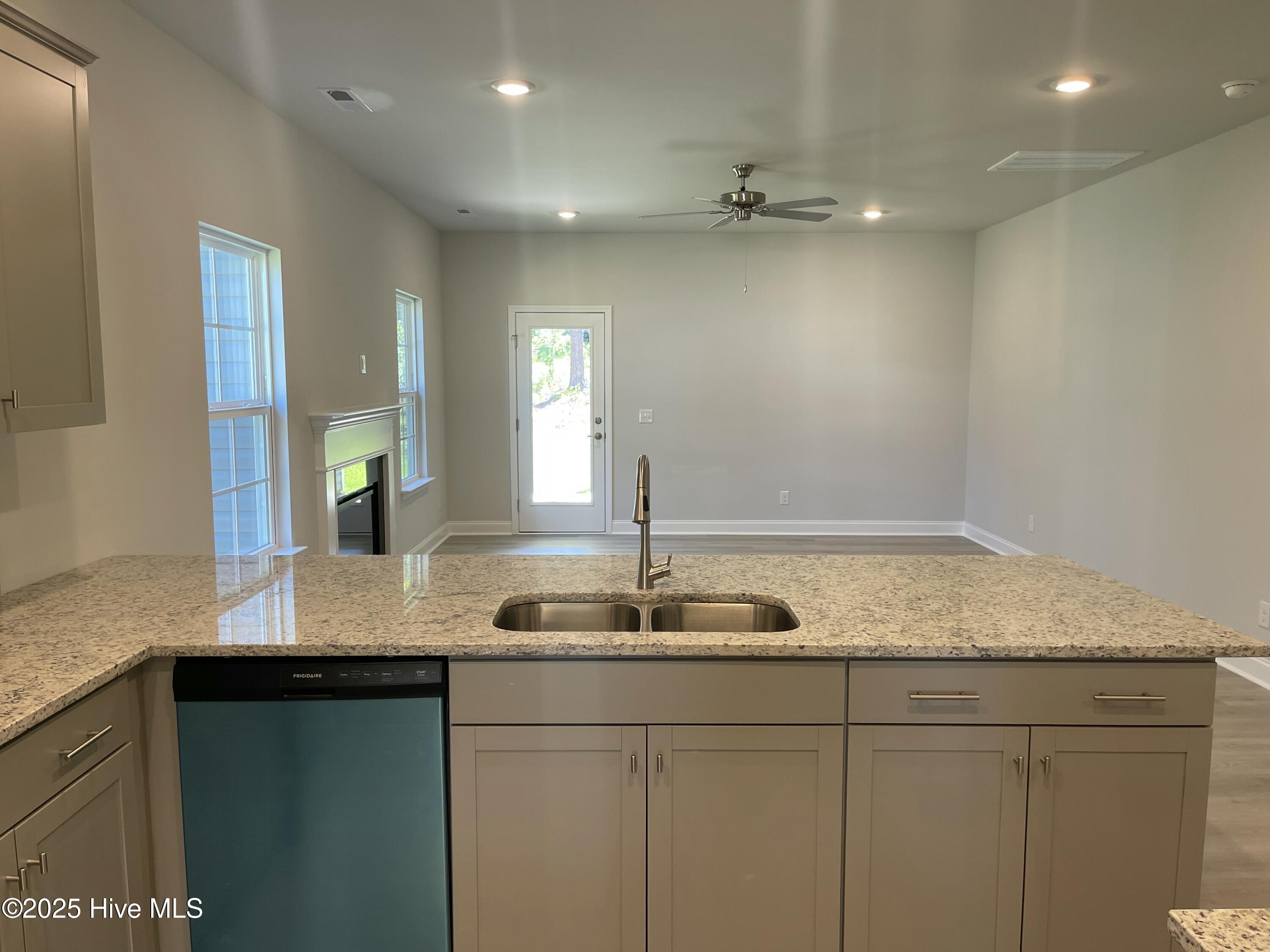 100522611 | Photo 23