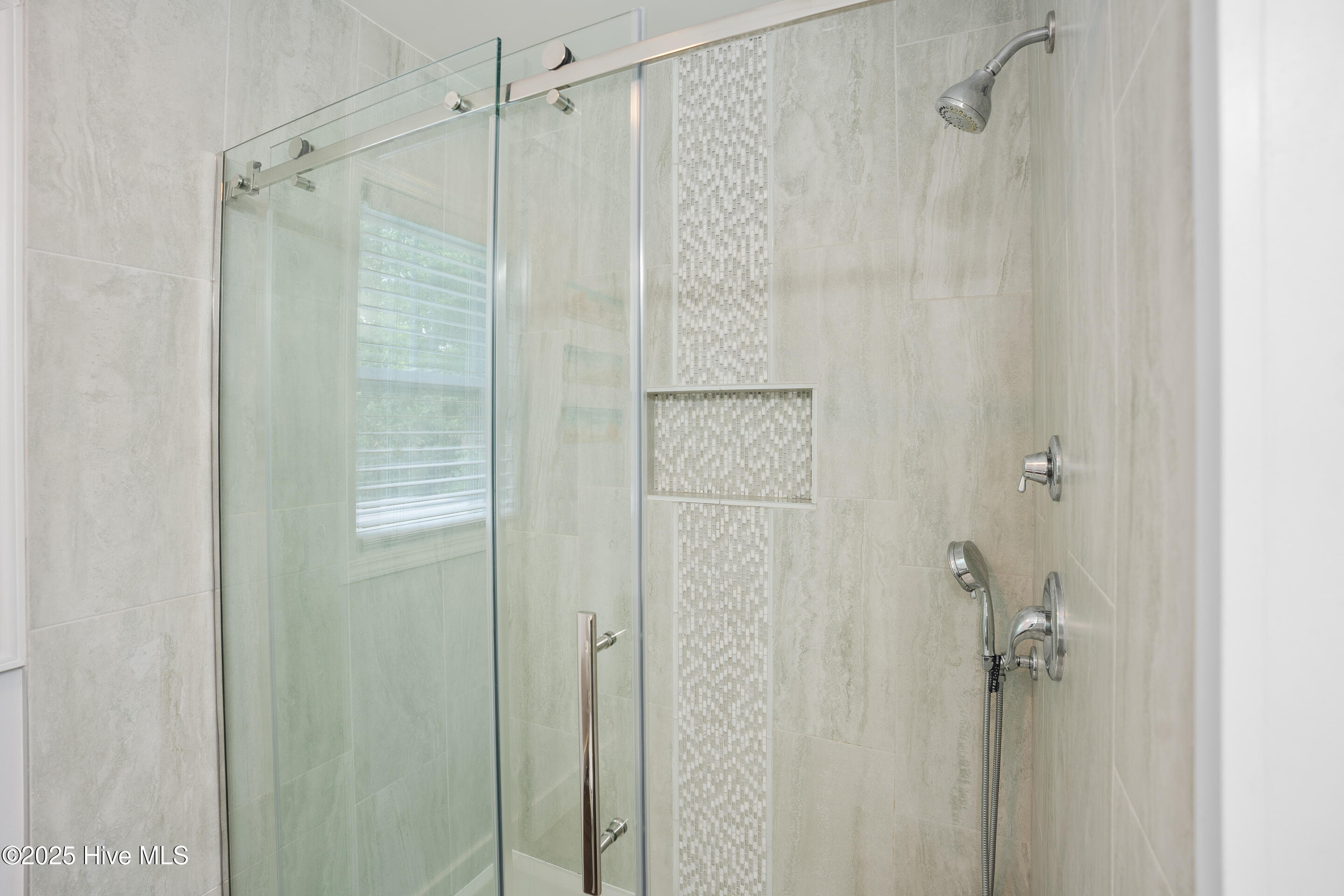 100526755 | Photo 23